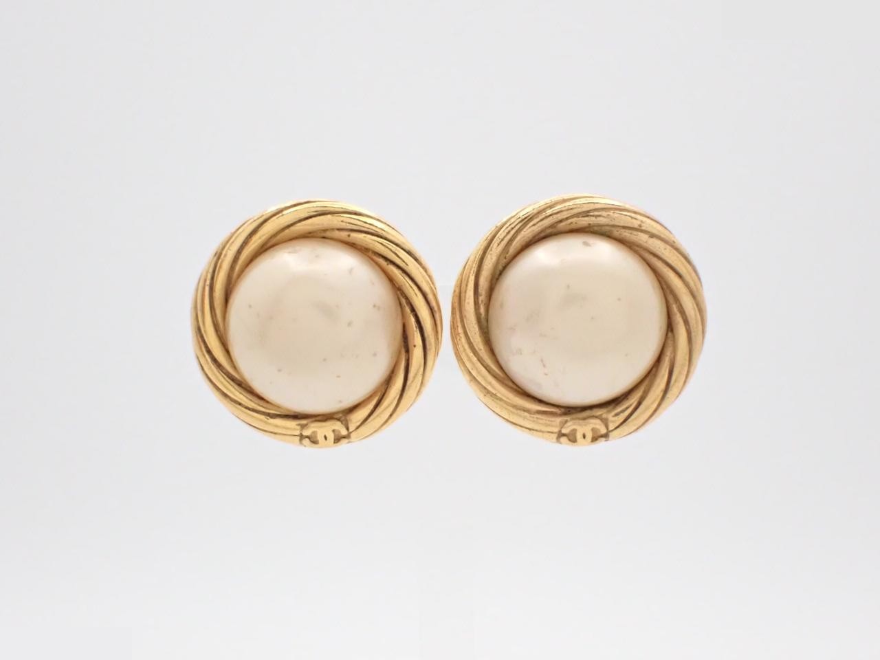 Coco Mark Pearl Twist Earrings 93P