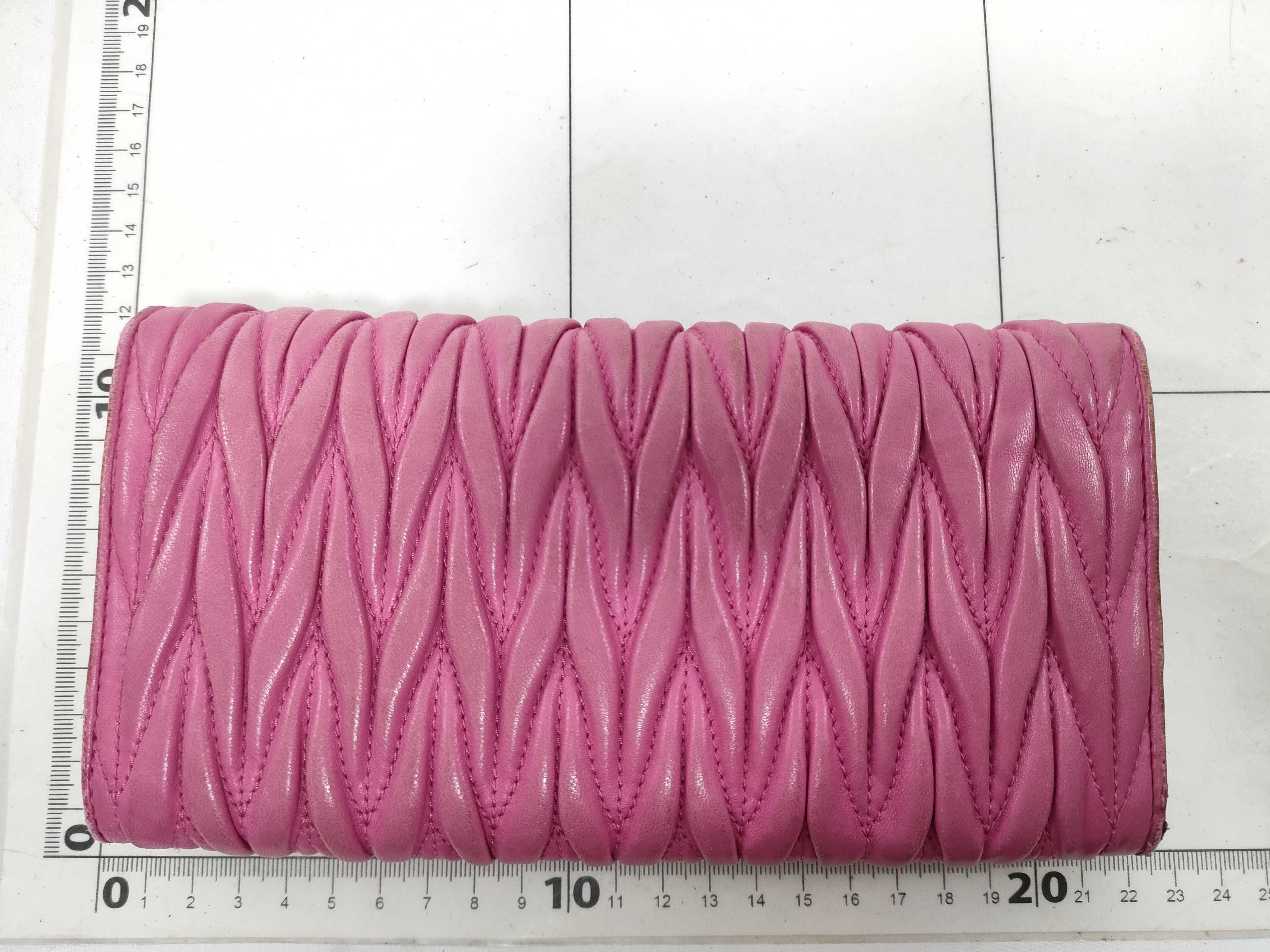 Matelassé 1M1365 Bi-fold Long Wallet, Pink Leather — view 2