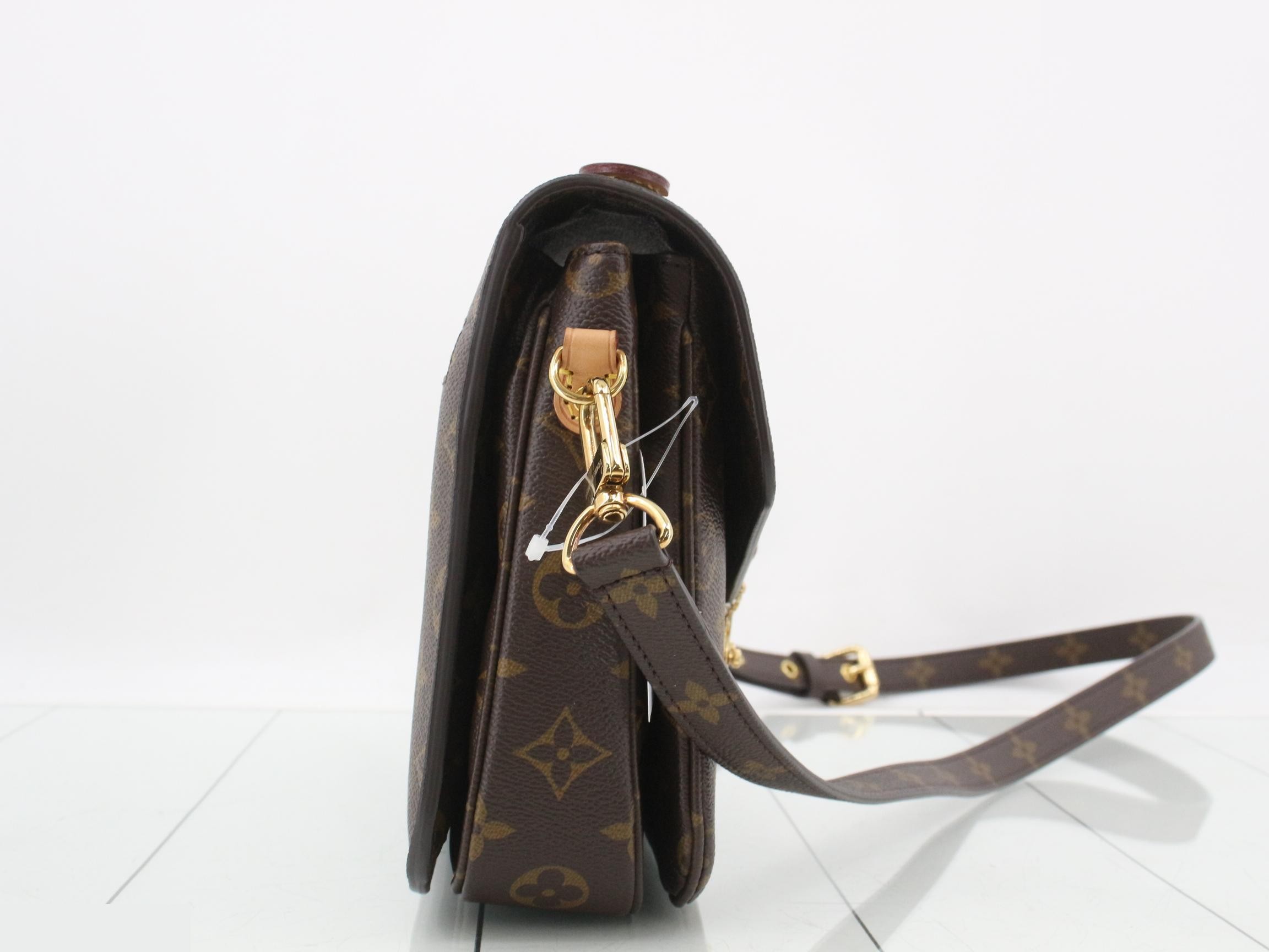Monogram Pochette Métis MM 2-Way Shoulder/Handbag — view 4