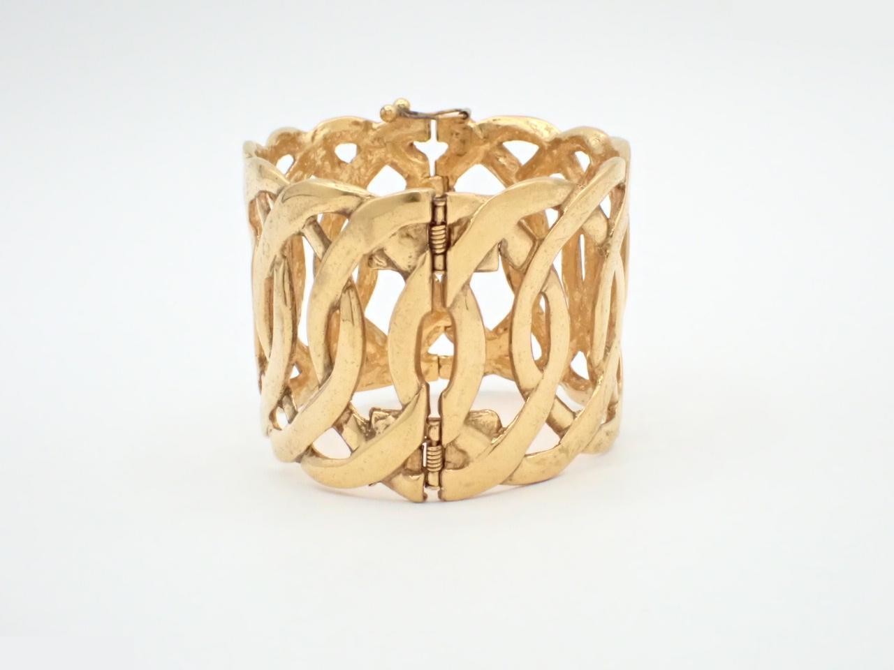 Chain link gold bangle, wrist circumference approximately 17cm — view 2