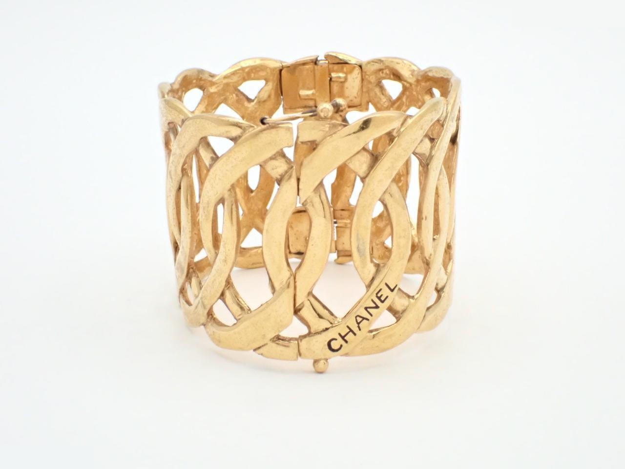 Chain link gold bangle, wrist circumference approximately 17cm — view 3