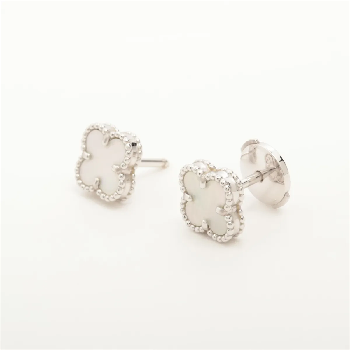 Sweet Alhambra Shell Earrings 750(WG) 2.6g JF032374 Shell — view 3