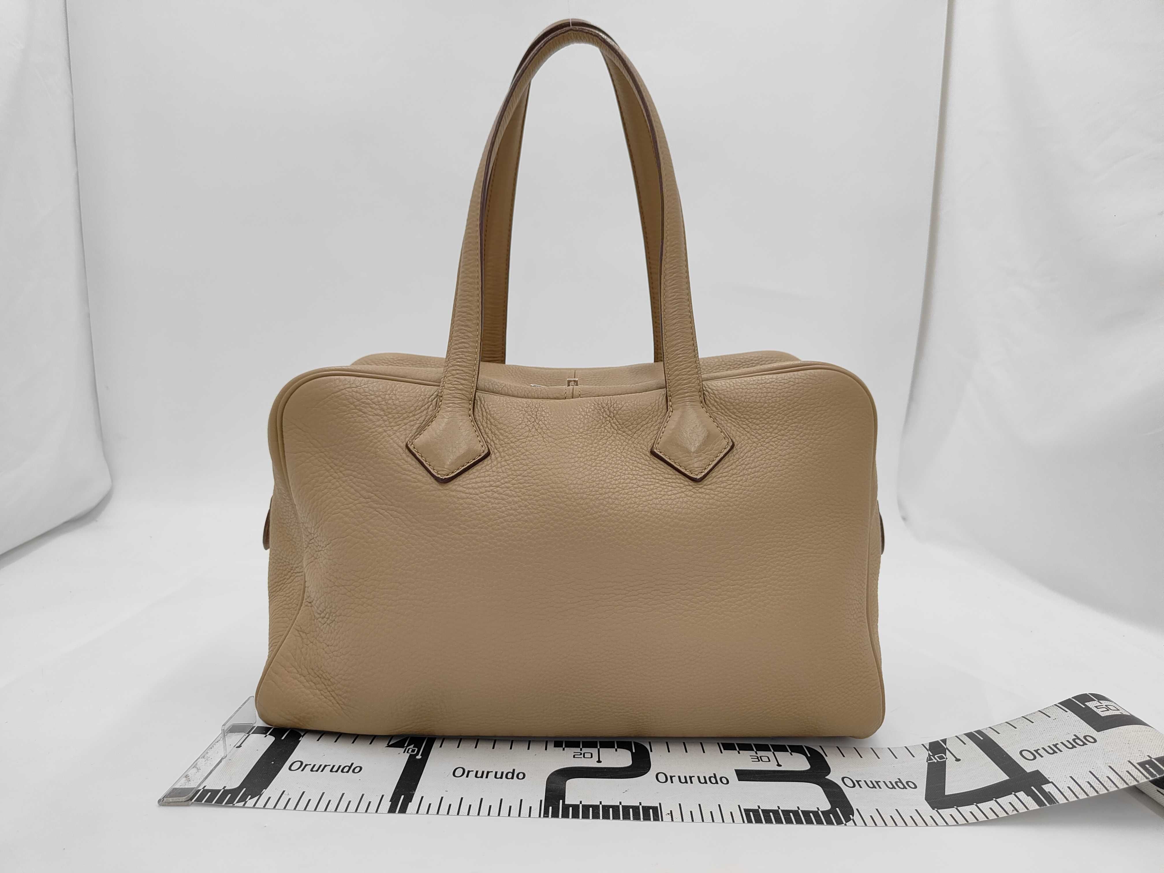Victoria 35 Beige Tote Bag (L) - Taurillon Clemence Leather — view 2