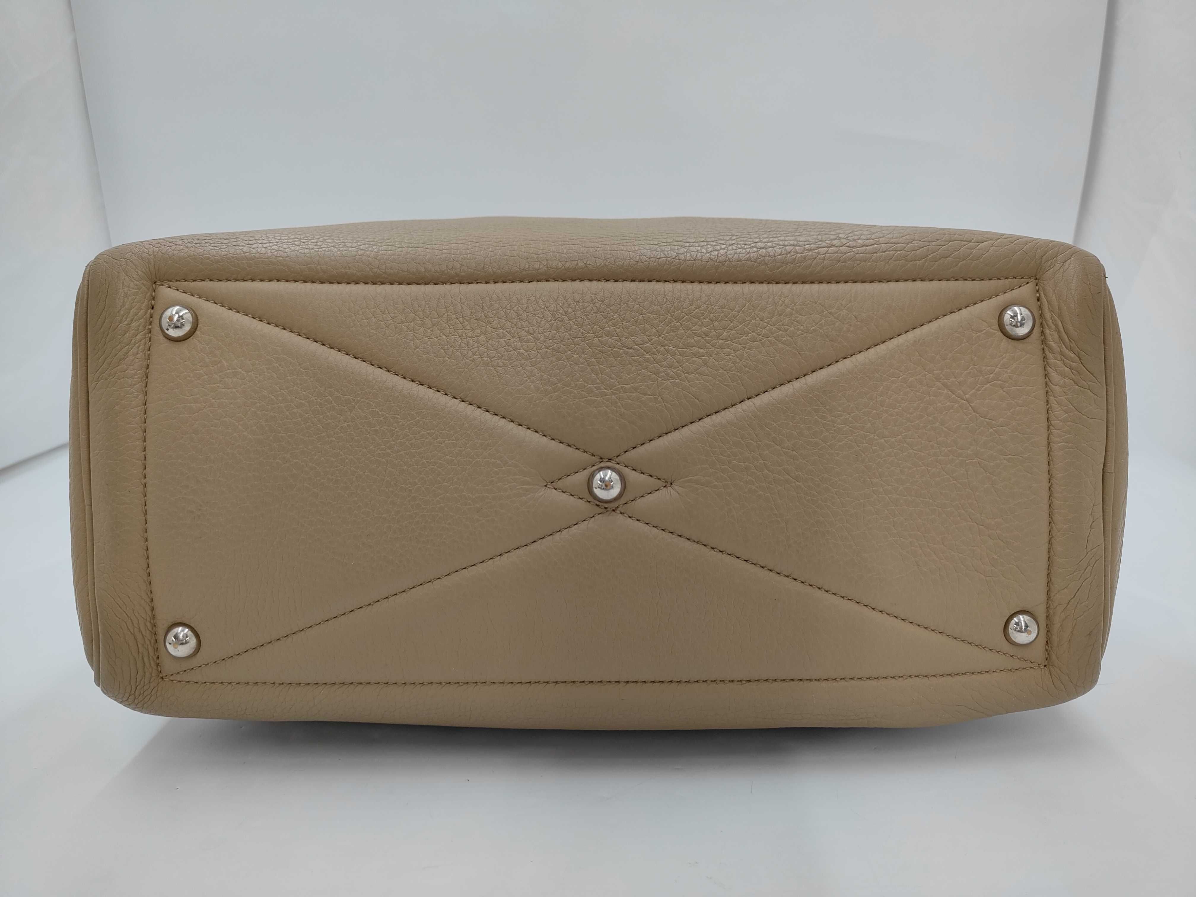 Victoria 35 Beige Tote Bag (L) - Taurillon Clemence Leather — view 3