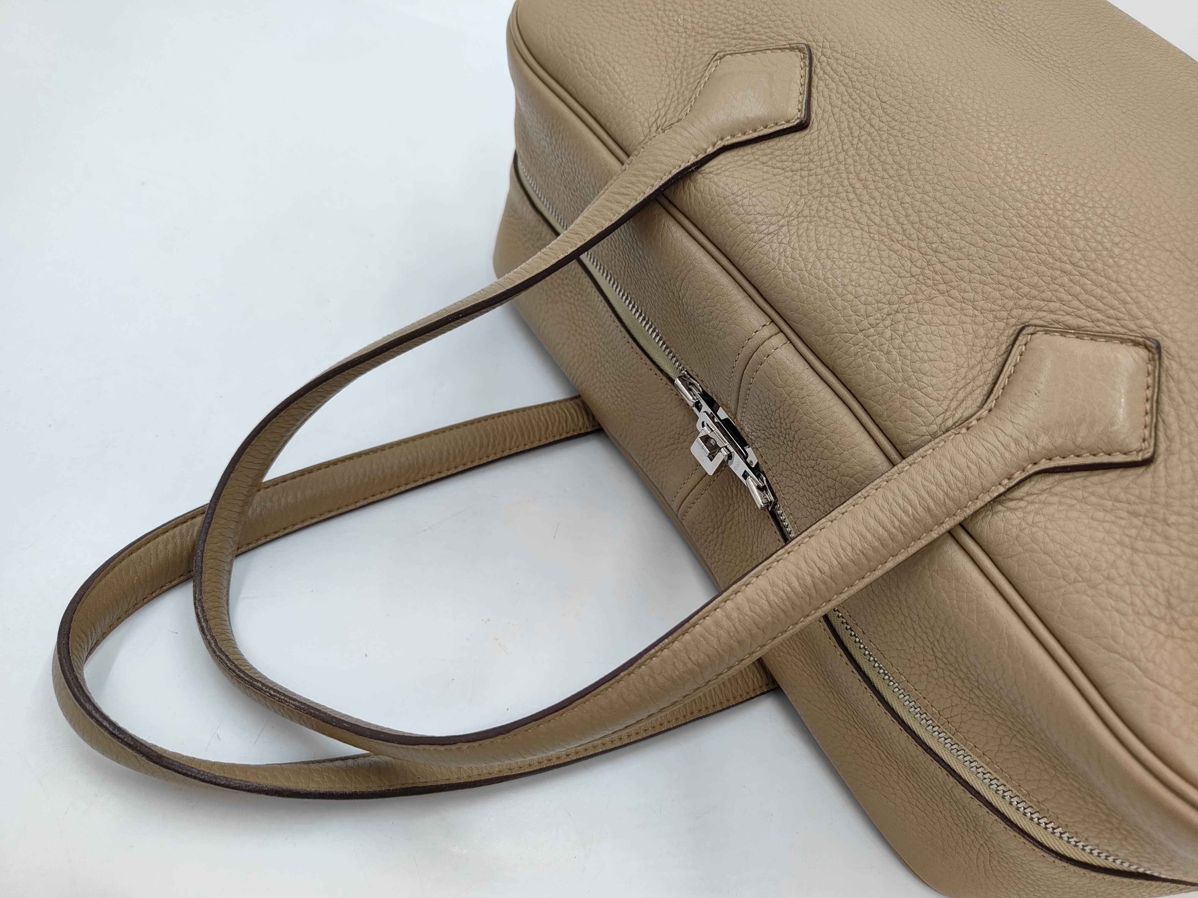 Victoria 35 Beige Tote Bag (L) - Taurillon Clemence Leather — view 5