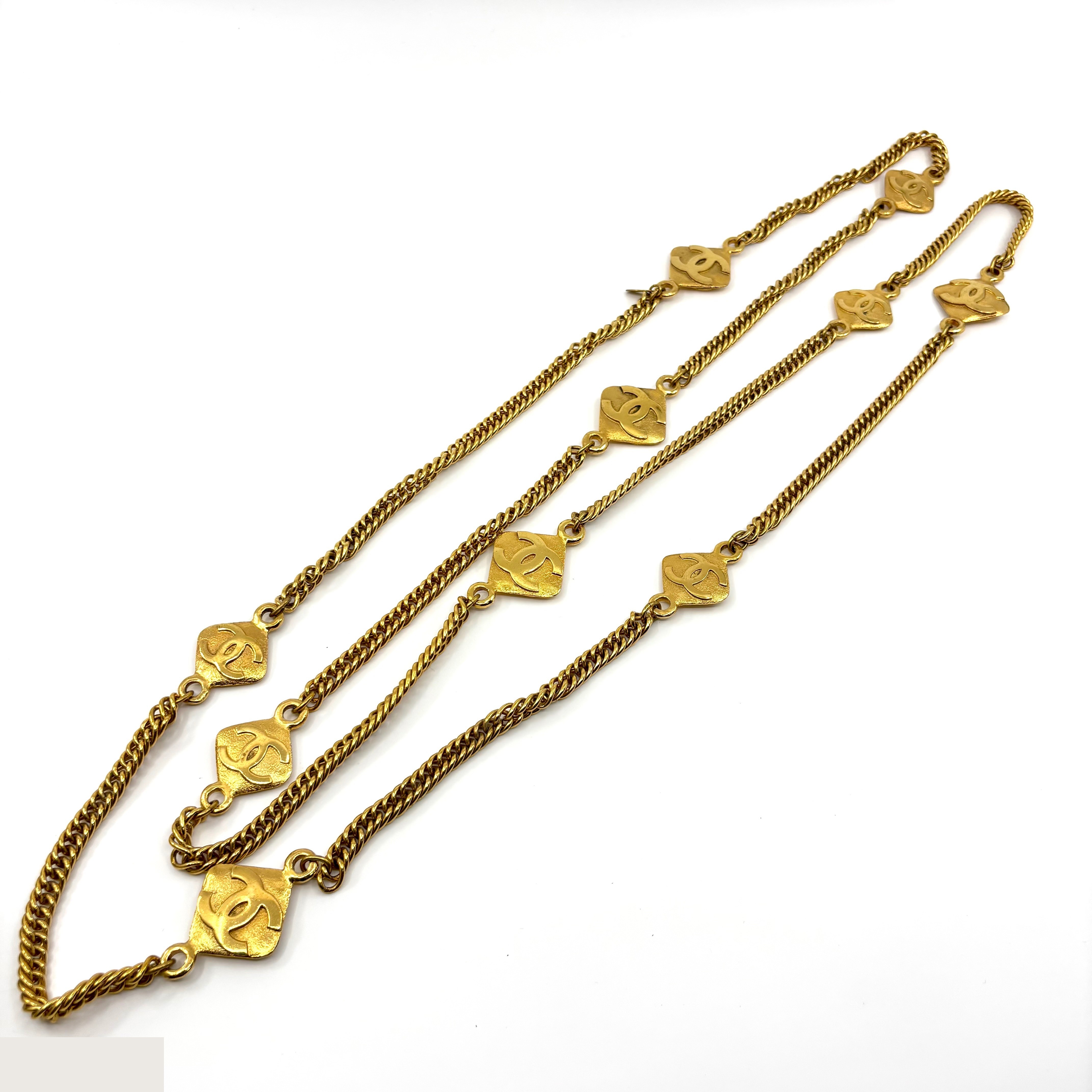 Long, diamond-shaped (precious metal) necklace/pendant, chain approximately 196 cm. — view 3