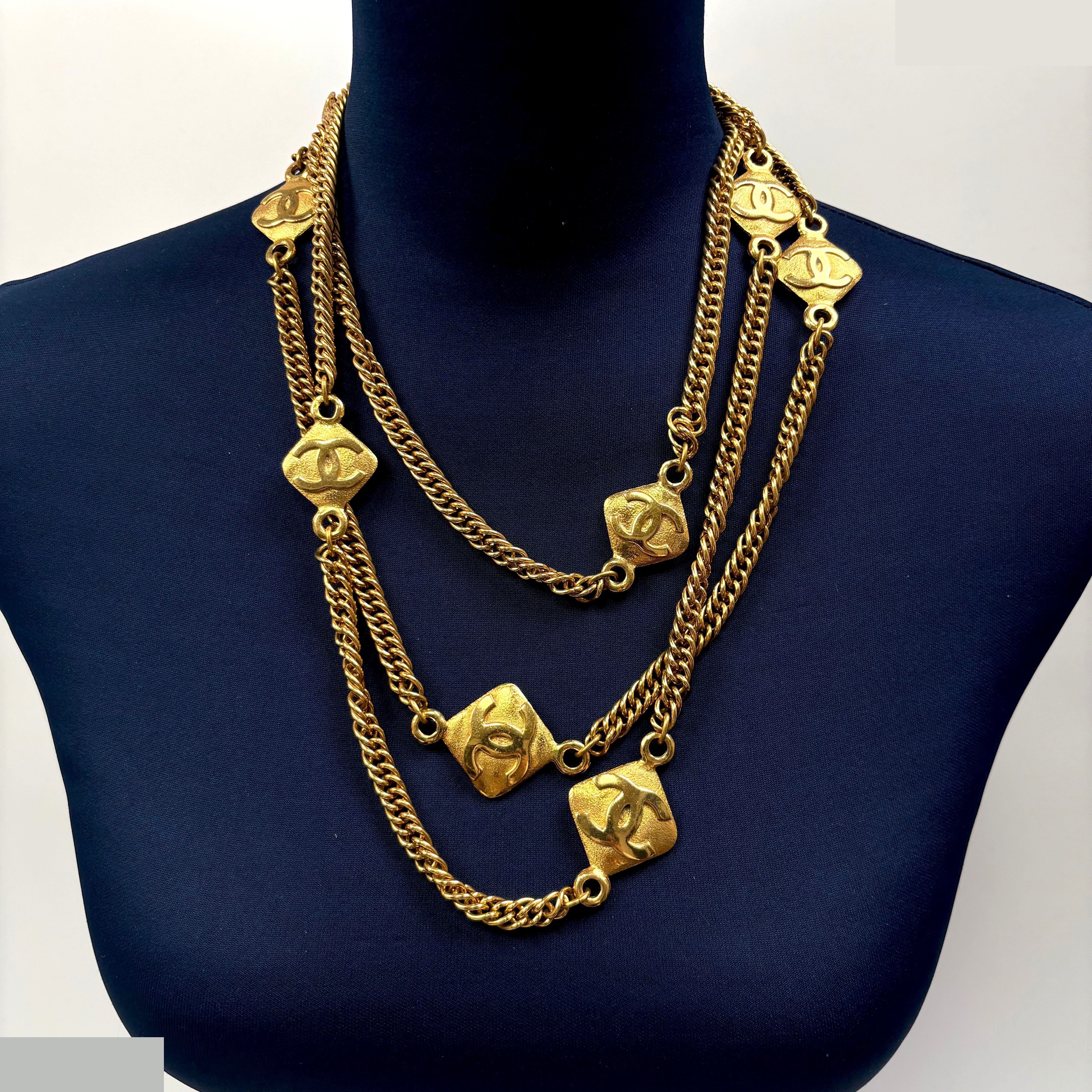 Long, diamond-shaped (precious metal) necklace/pendant, chain approximately 196 cm. — view 4