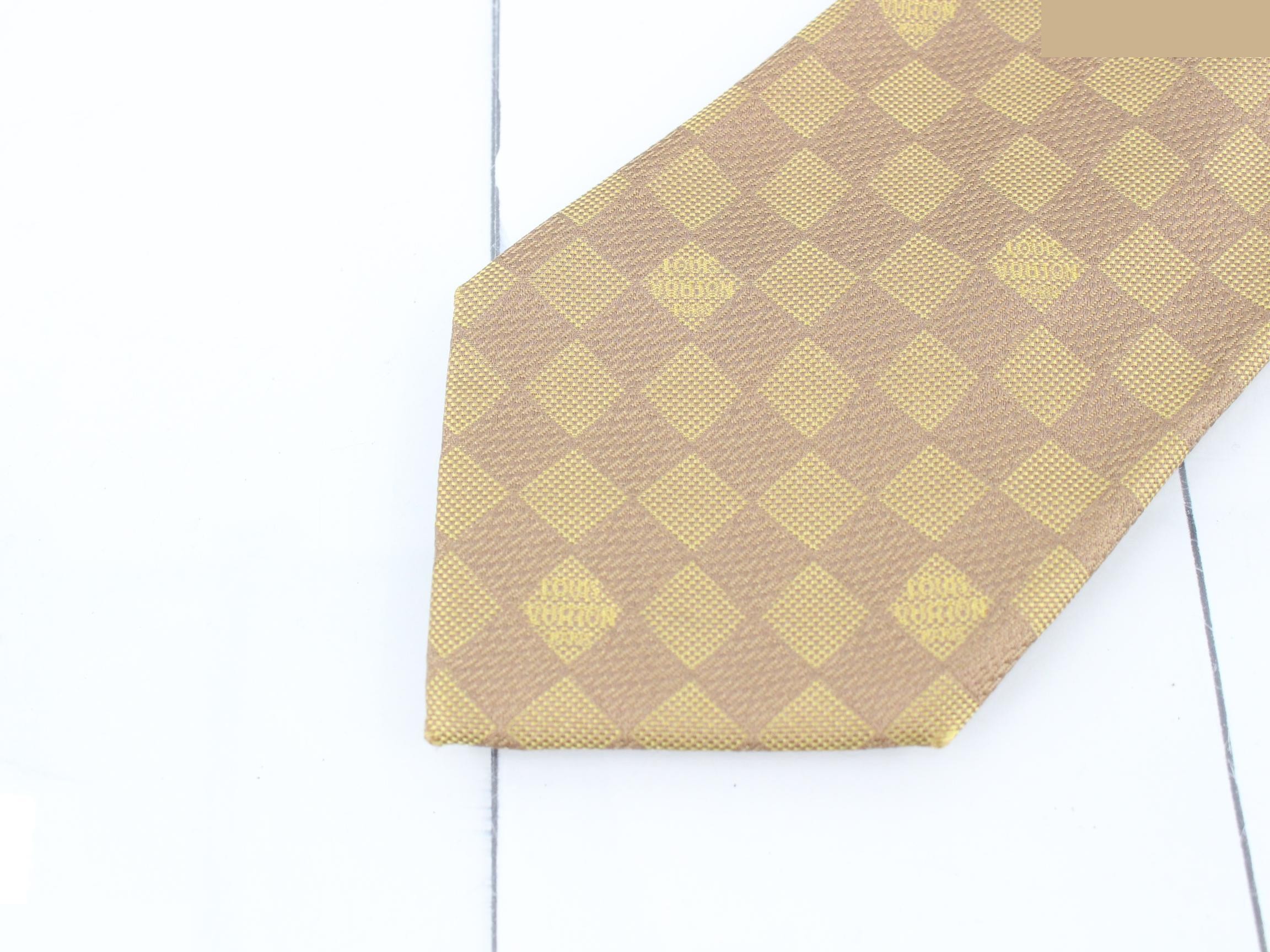 tie — view 3