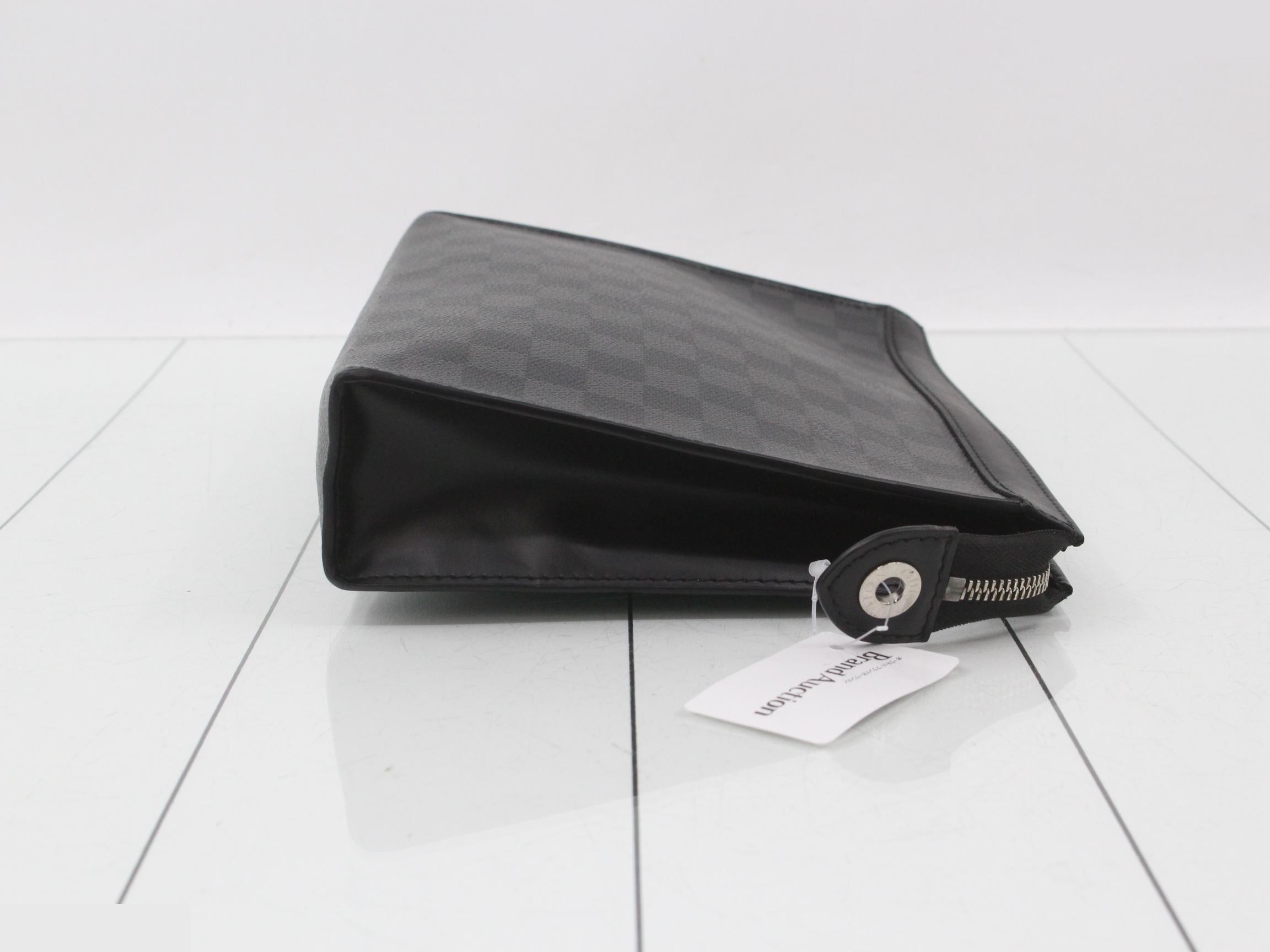 Damier Graphite Pochette Voyage MM Clutch Bag — view 3