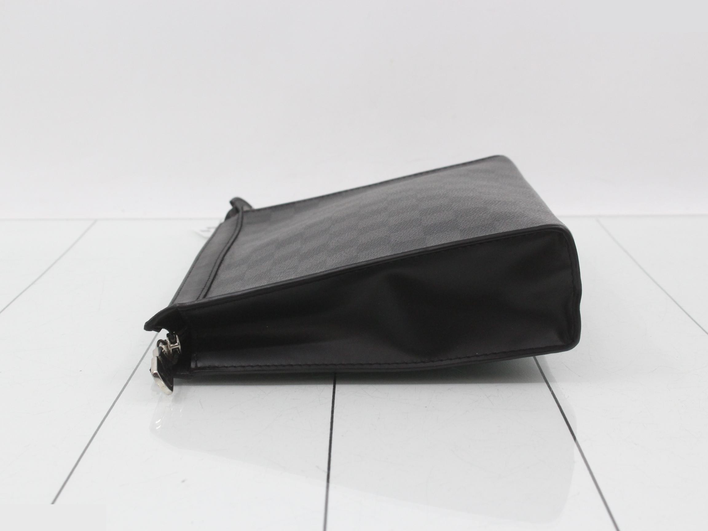 Damier Graphite Pochette Voyage MM Clutch Bag — view 4