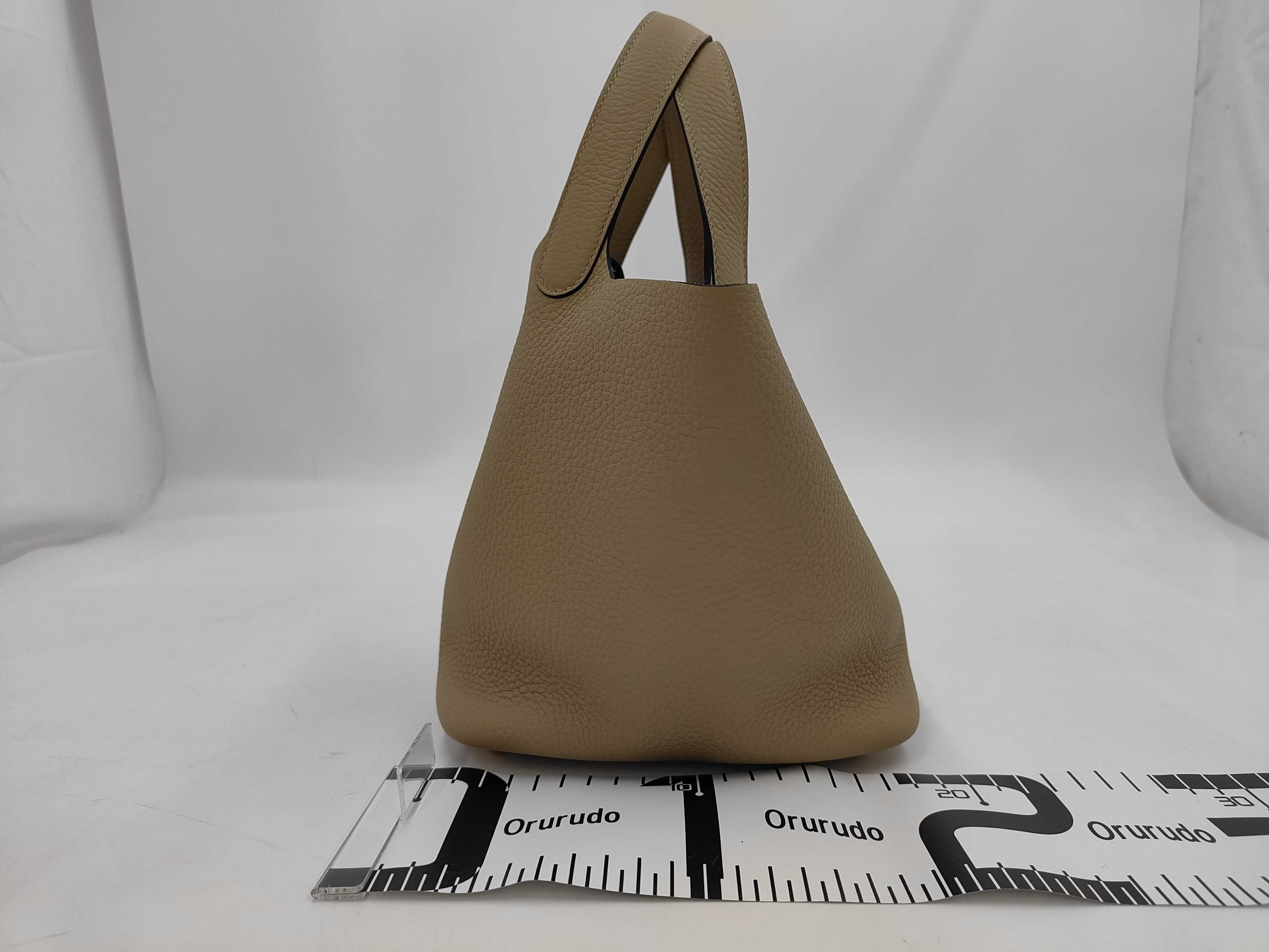 Picotin Lock 18 Trench Handbag, Taurillon Clemence Leather, Gold Hardware, K Stamp — view 2