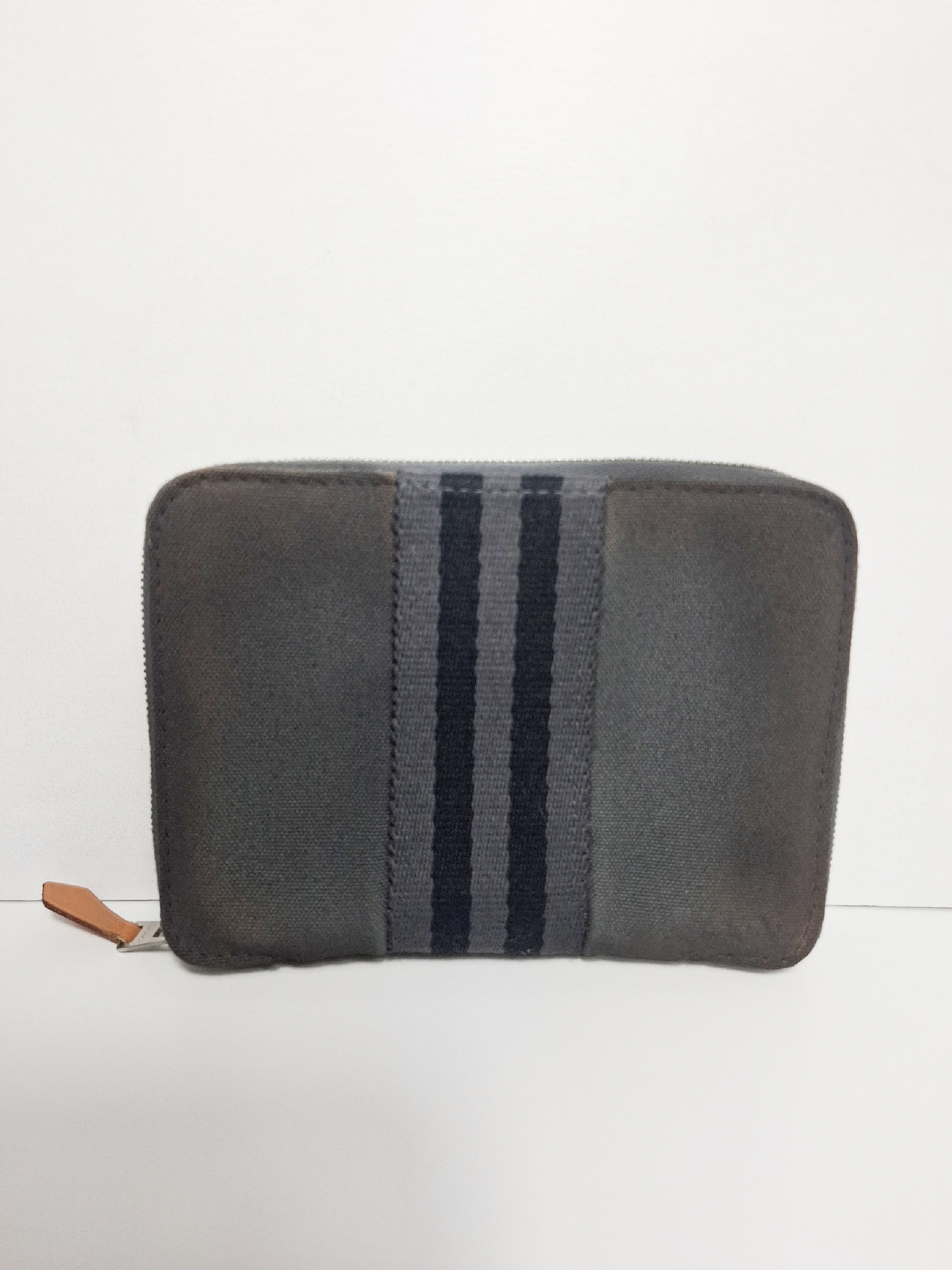 gray canvas wallet