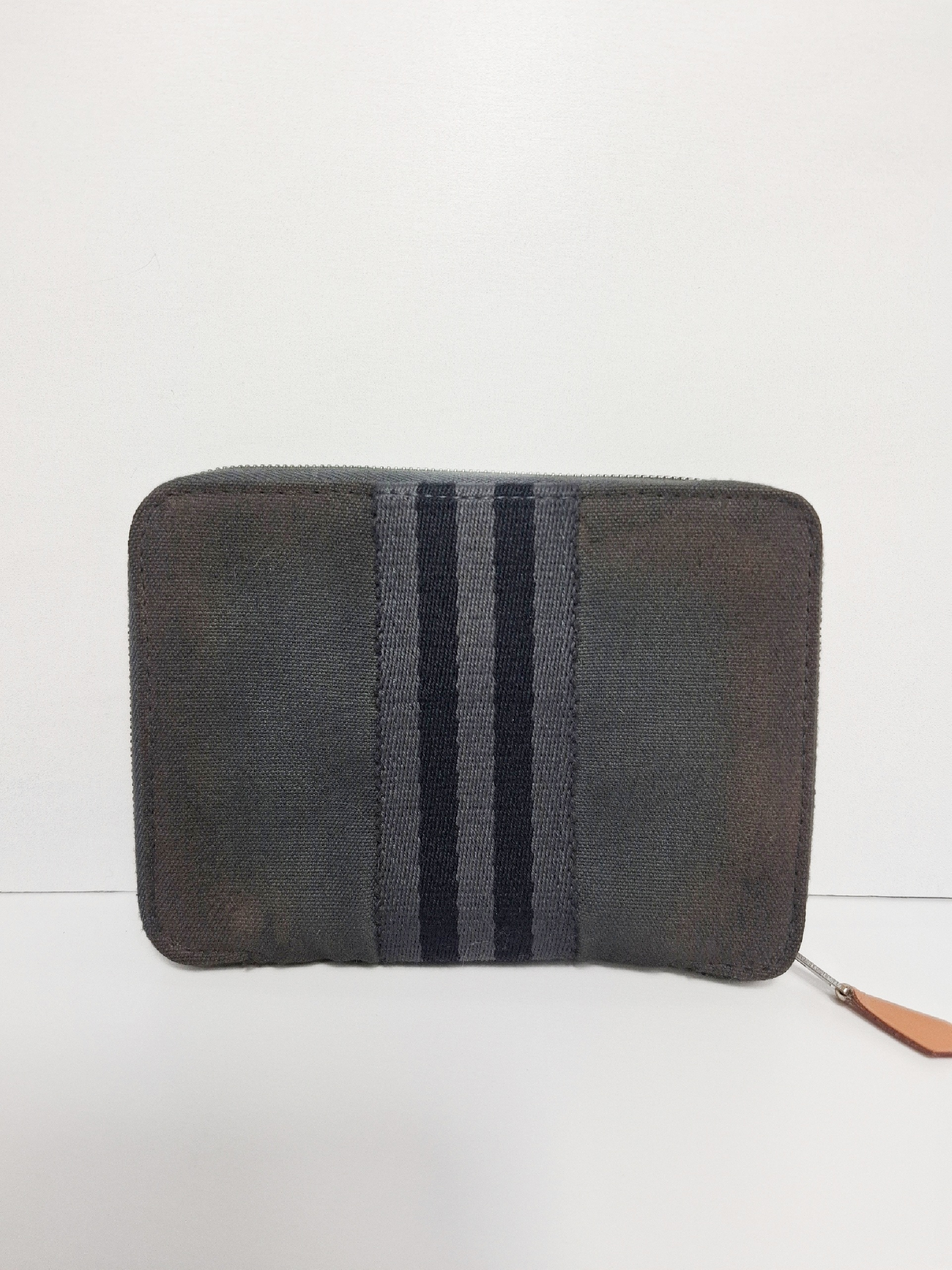 gray canvas wallet — view 2