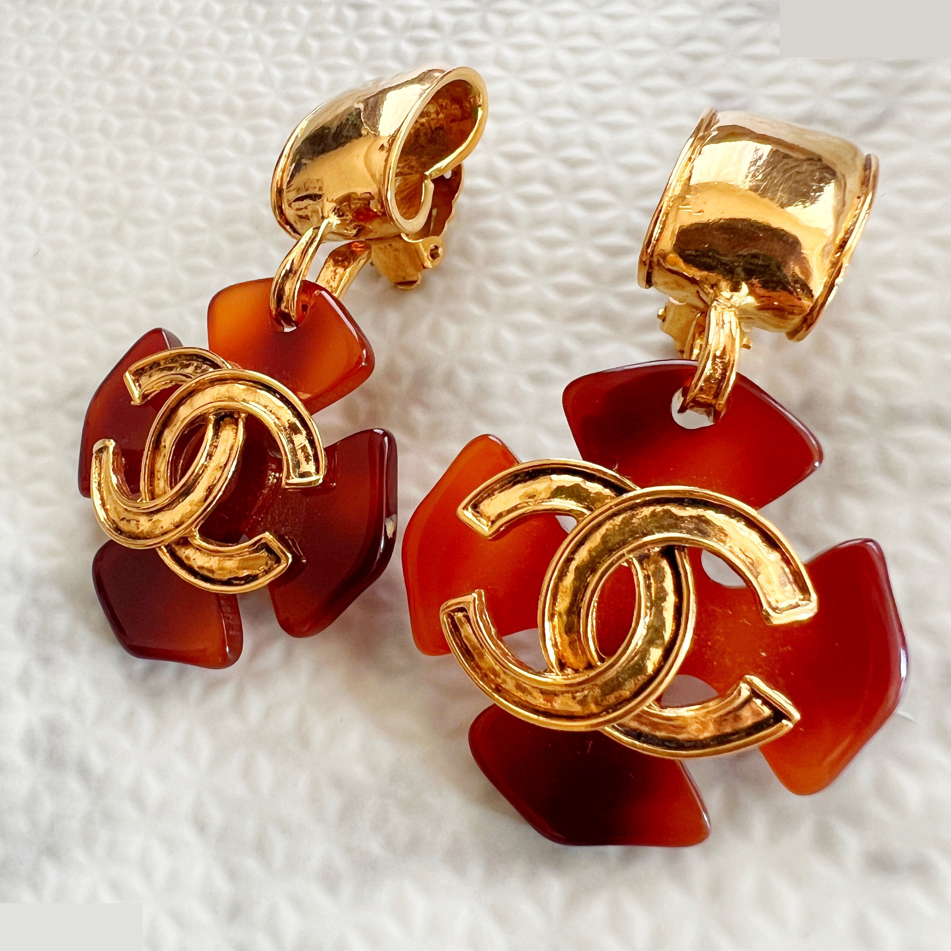 94P Tortoiseshell Swing Cross Coco Mark Earrings