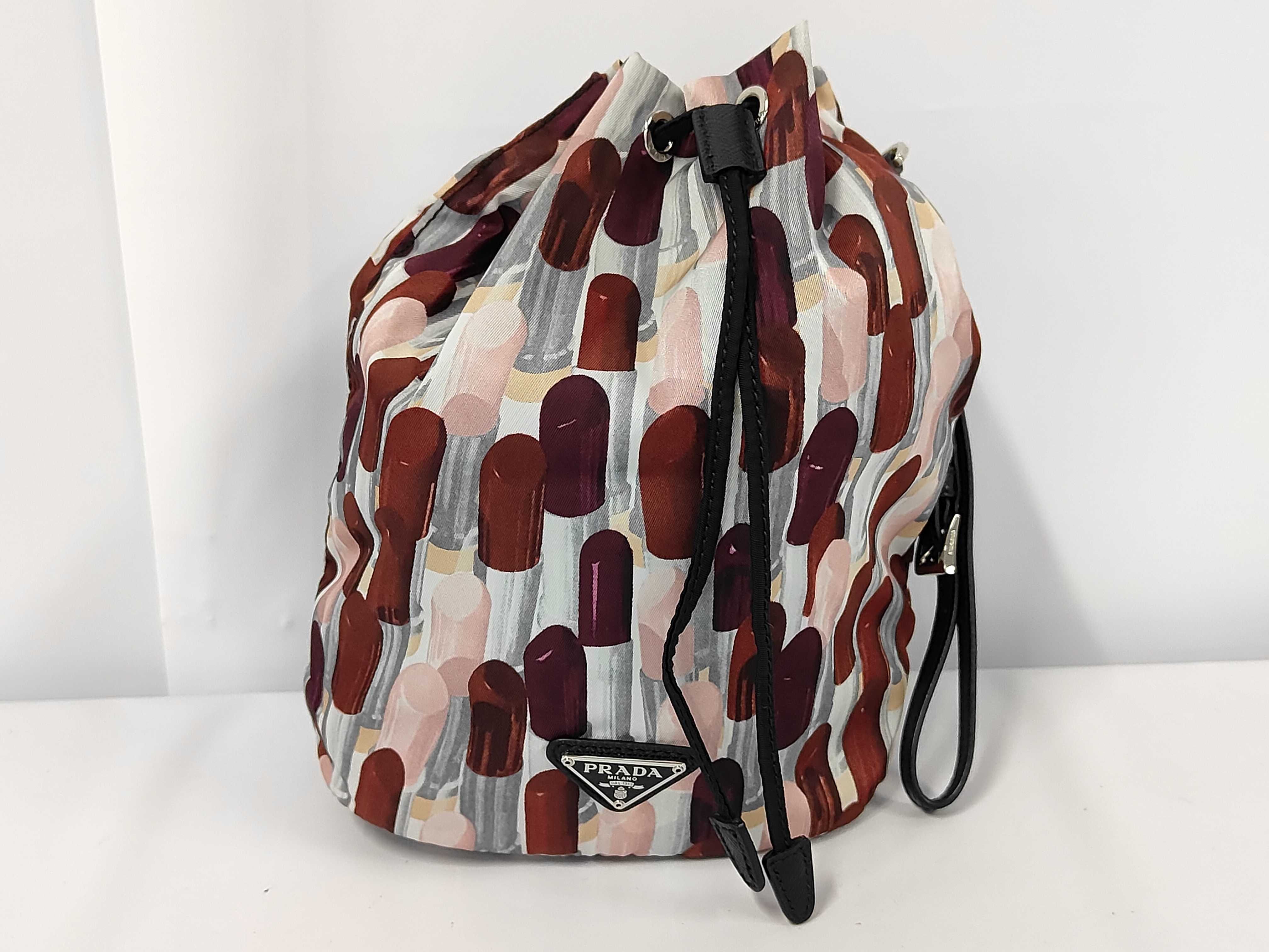 lip print drawstring handbag