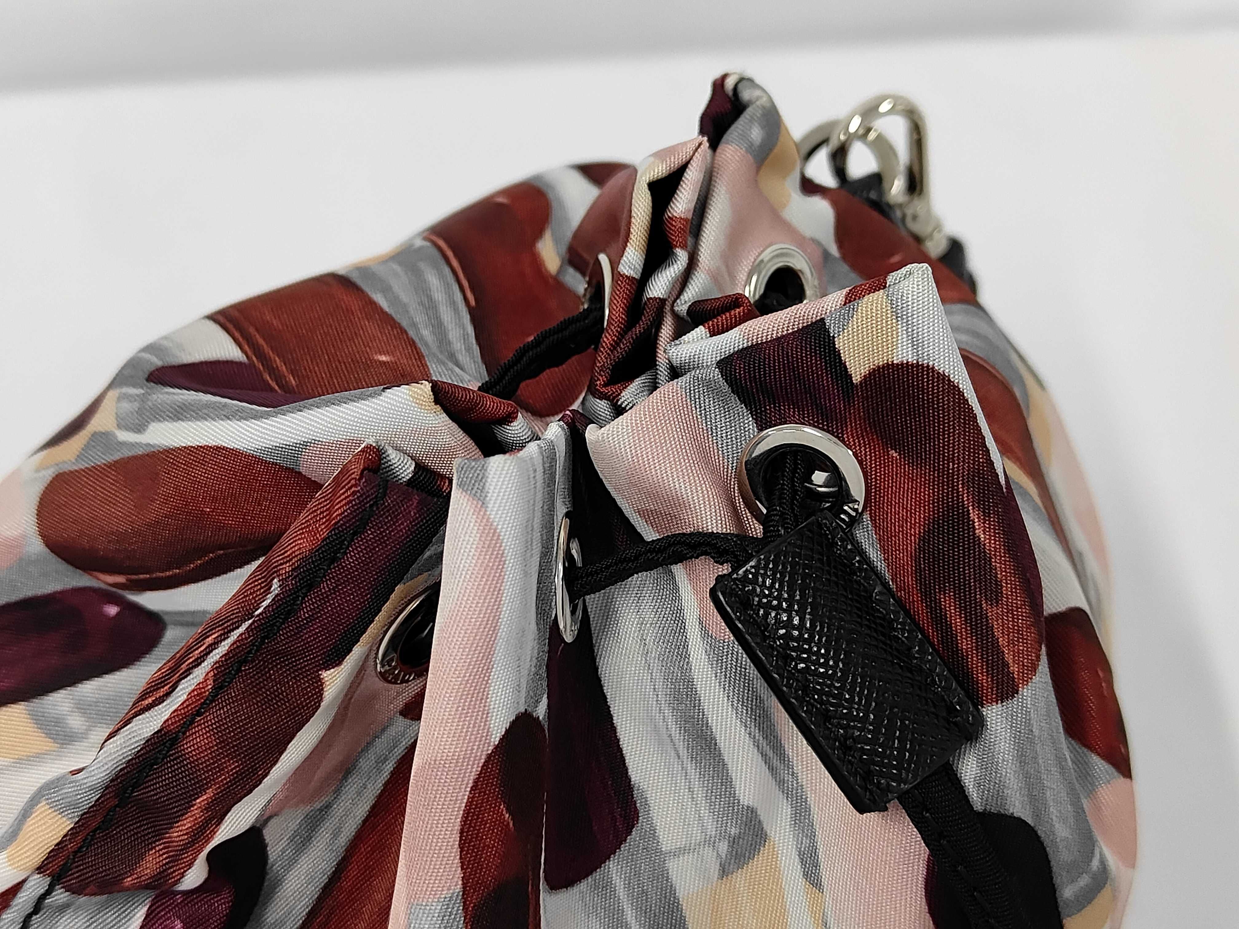 lip print drawstring handbag — view 8