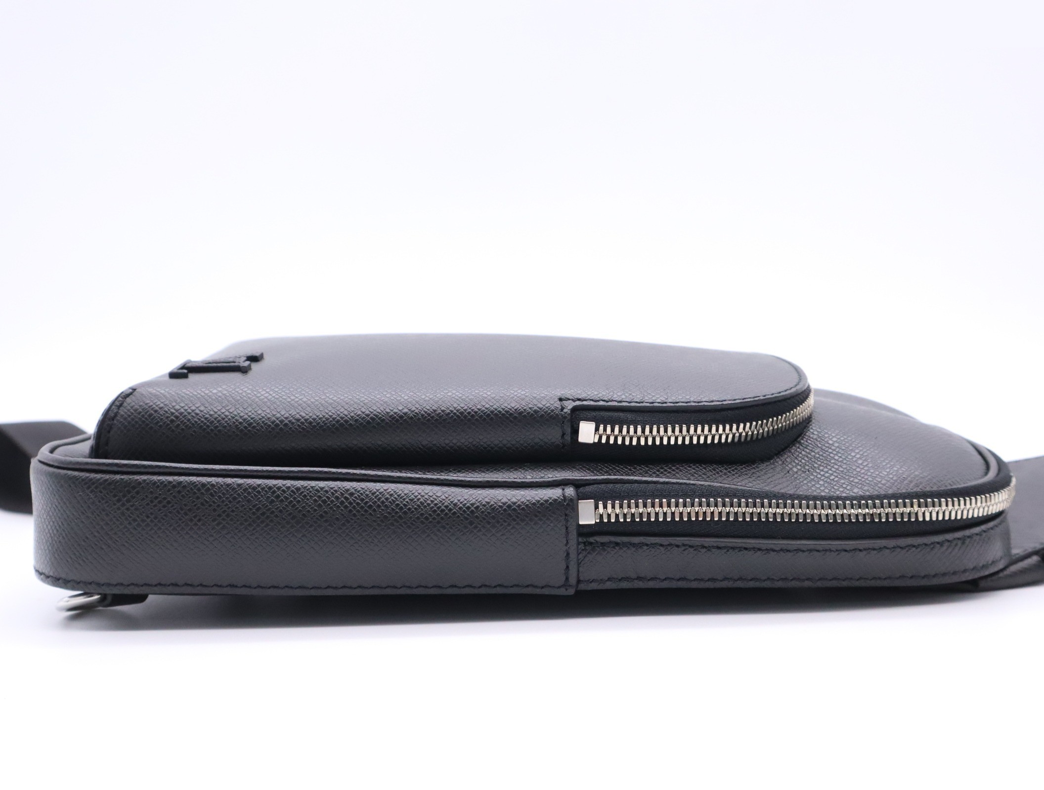 M30863 Taiga Avenue Sling Bag Noir RFID reaction confirmed — view 5