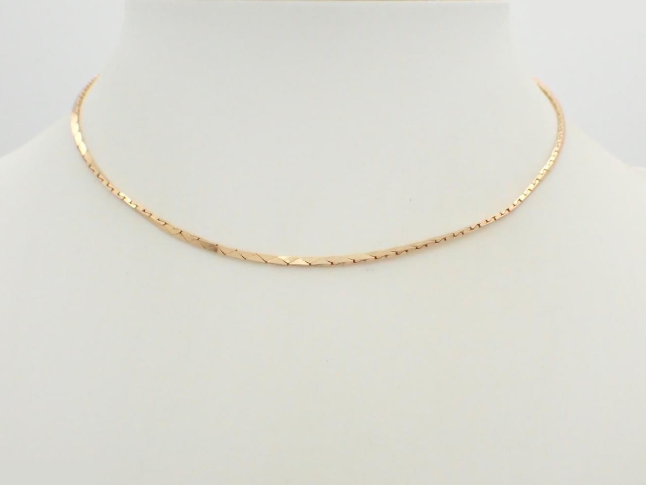 Other lines: Precious metal necklaces and pendants, total length approximately 38 cm.