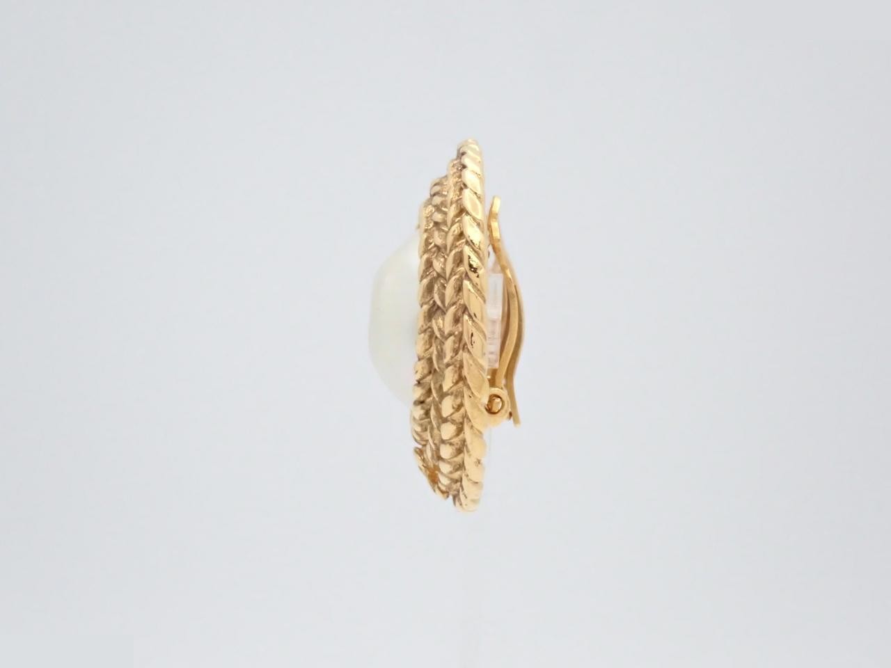 pearl earrings, gold color. — view 3
