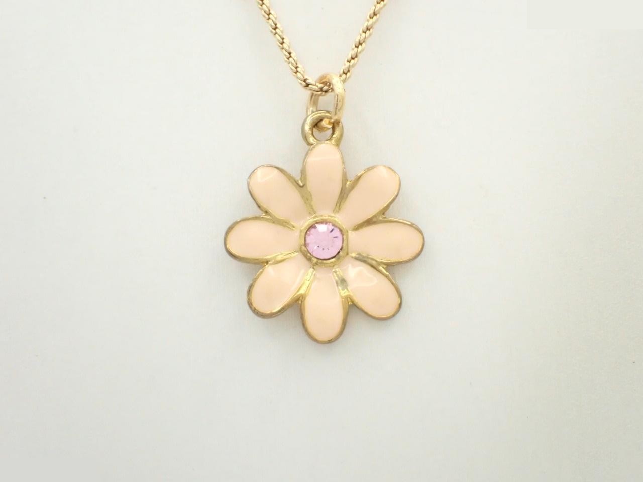 Other lines: Precious metal necklaces and pendants, chain approximately 43cm.