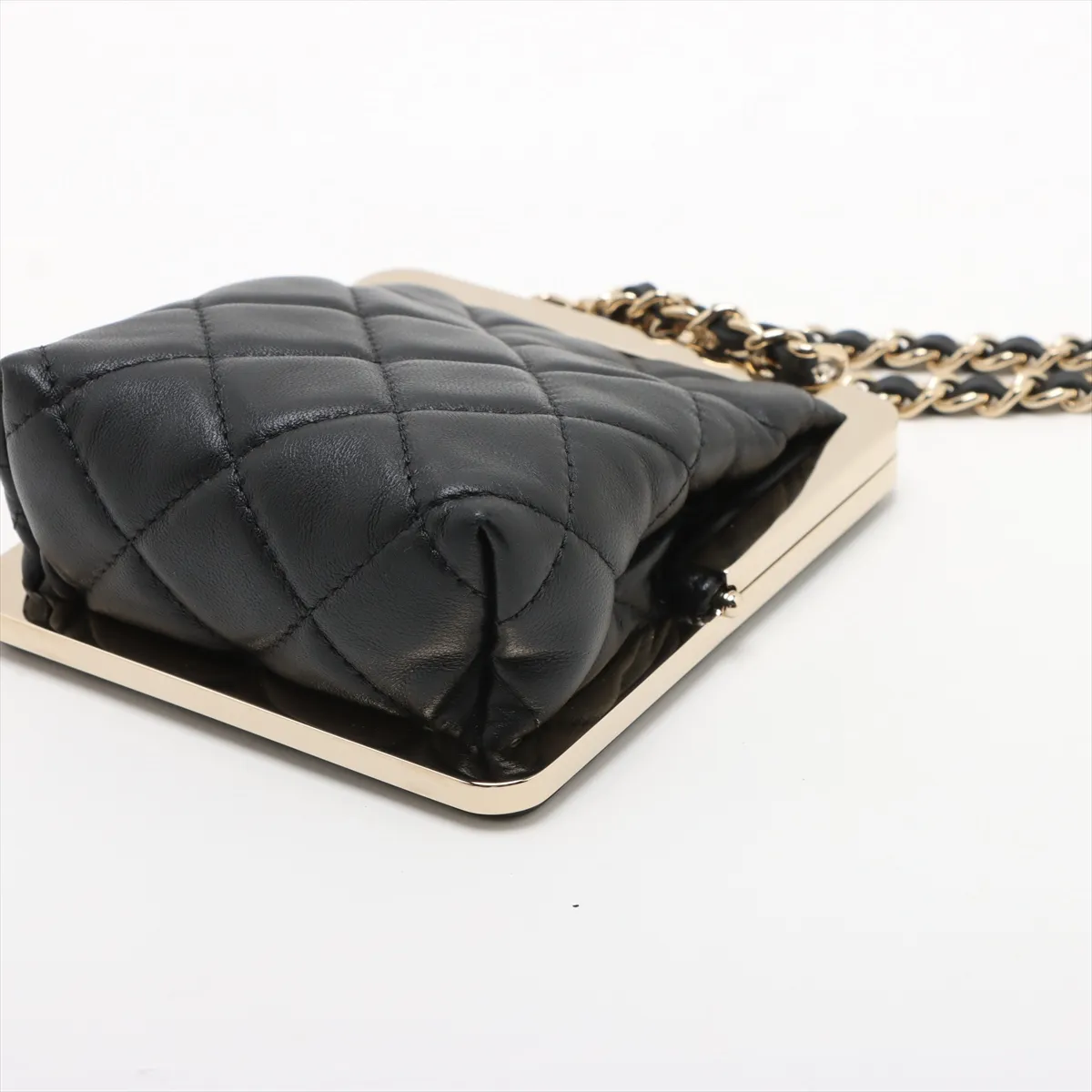 Matelasse Lambskin Chain Shoulder Bag Clasp Black Gold Hardware 31884267 31s — view 3