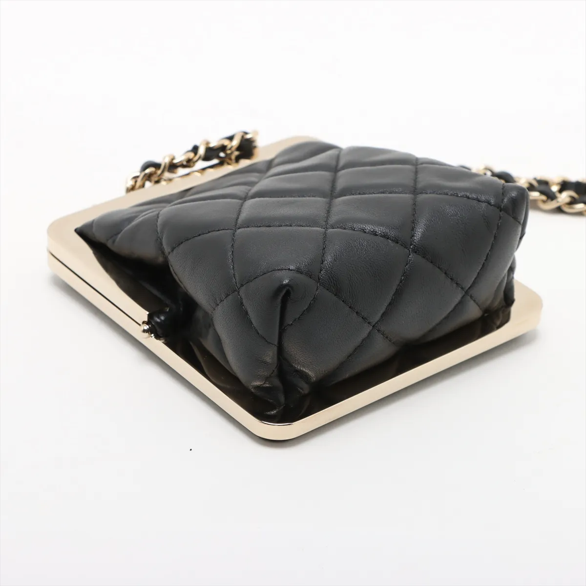 Matelasse Lambskin Chain Shoulder Bag Clasp Black Gold Hardware 31884267 31s — view 4