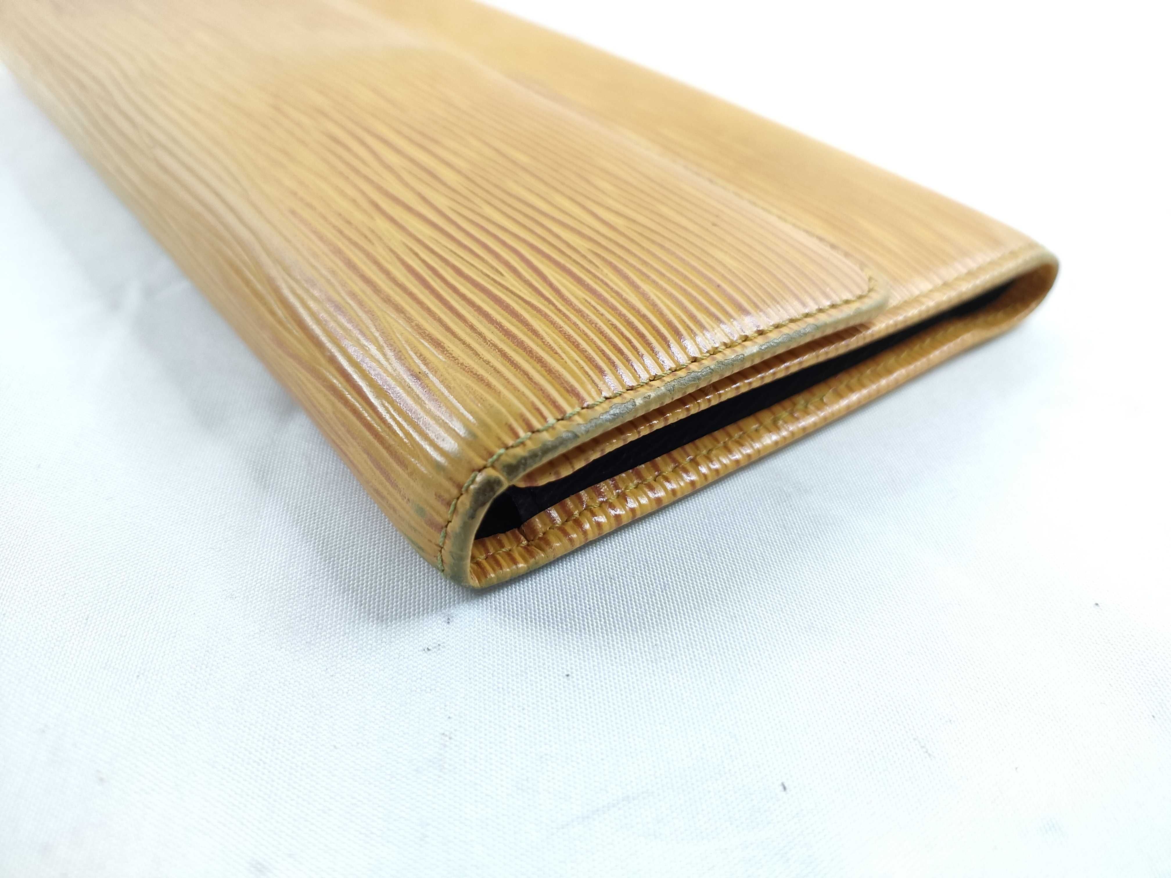 Epi Louis Vuitton Epi Portefeuille Tresor International M63389/CA0976 Wallet — view 3