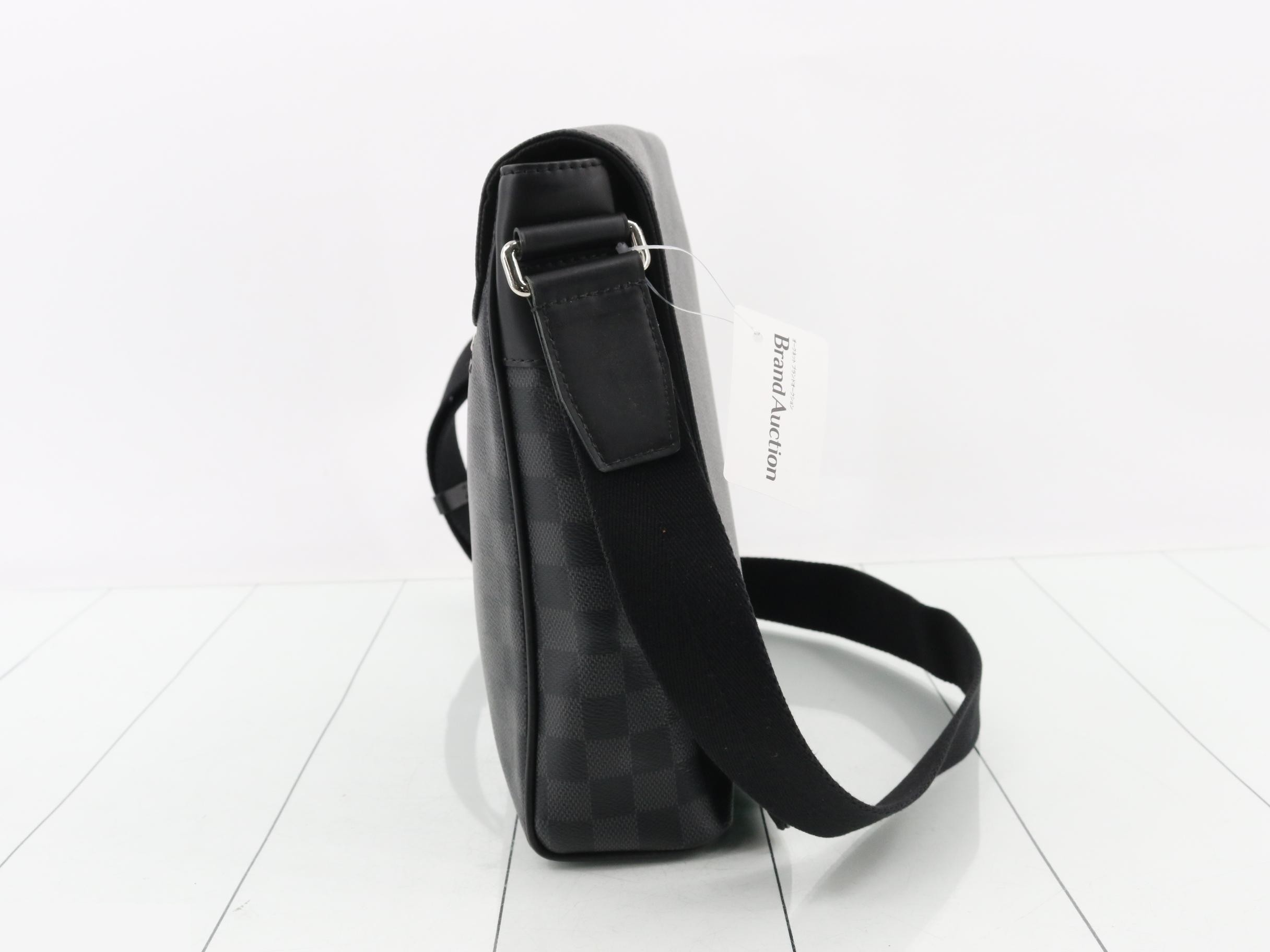District Damier Graphite Shoulder Bag — view 4