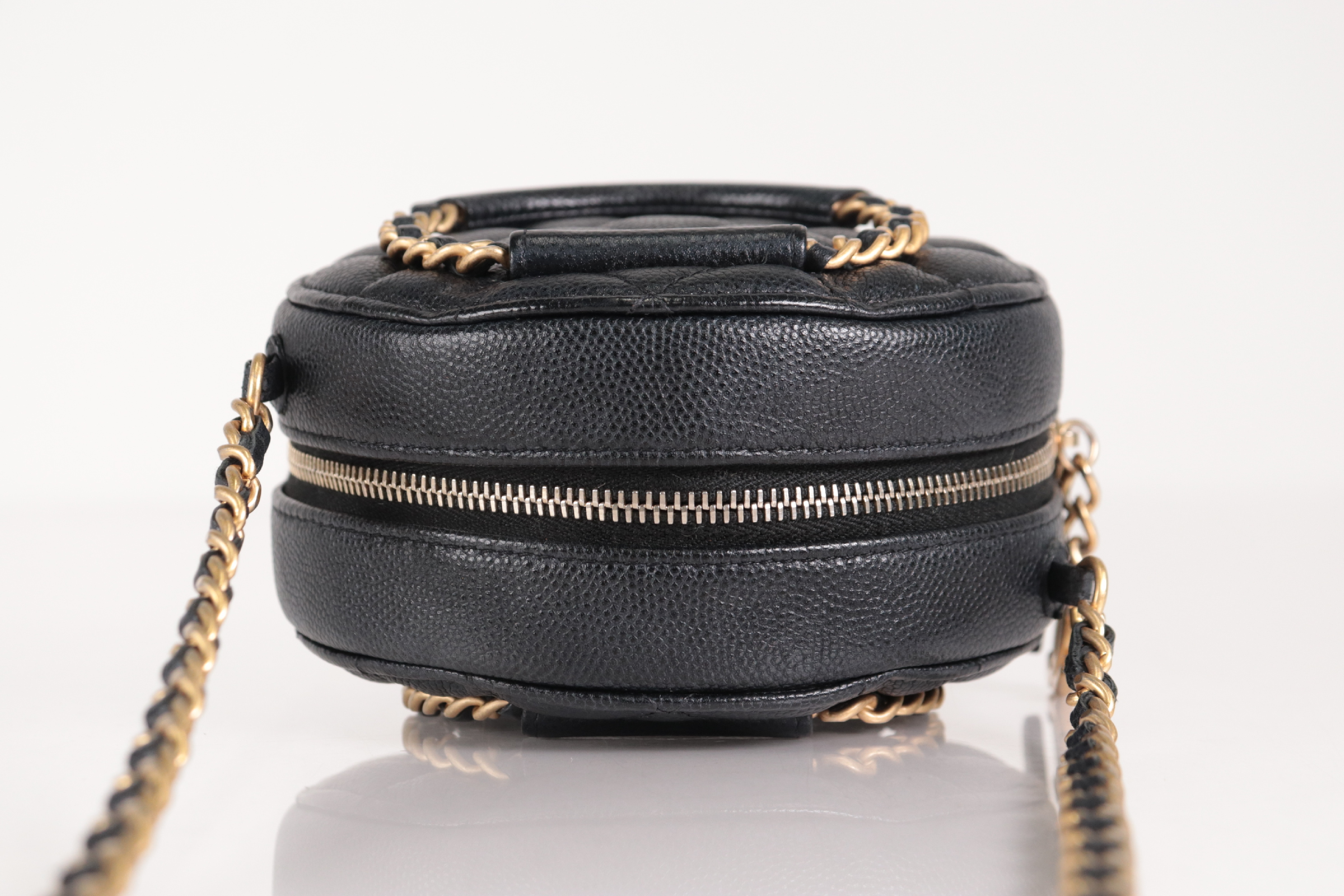 2-way Caviar Leather Circle Chain Shoulder Bag (Serial Number 29) — view 5