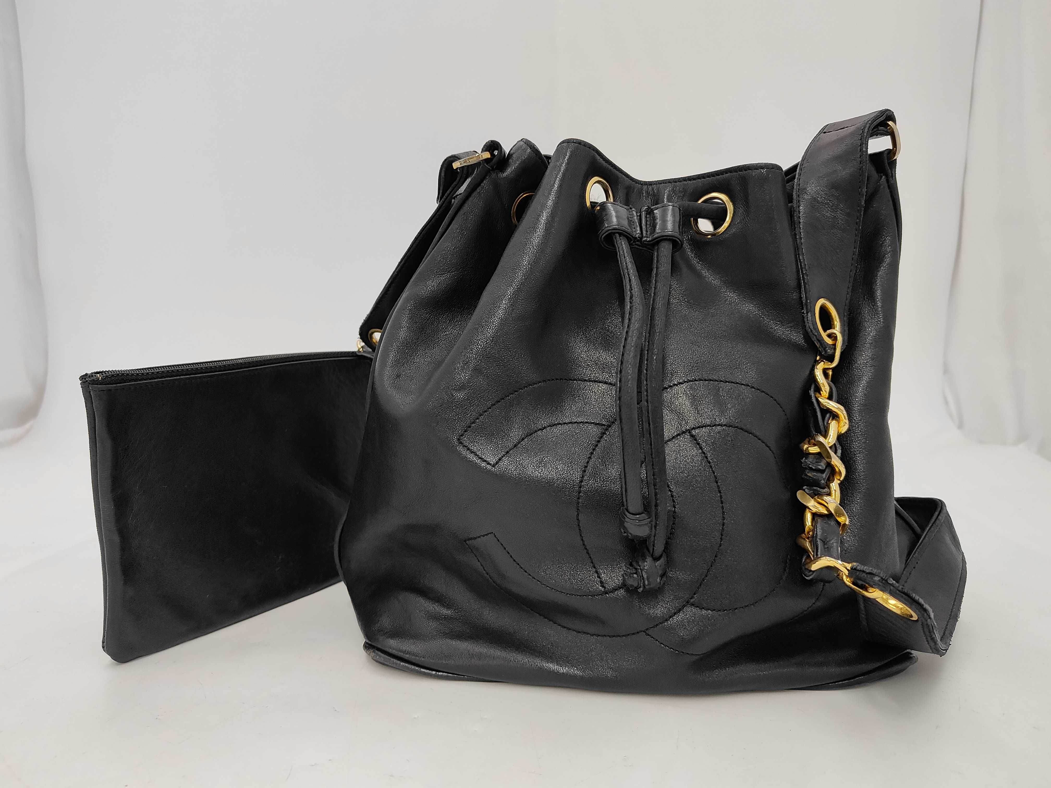 drawstring shoulder bag, black.
