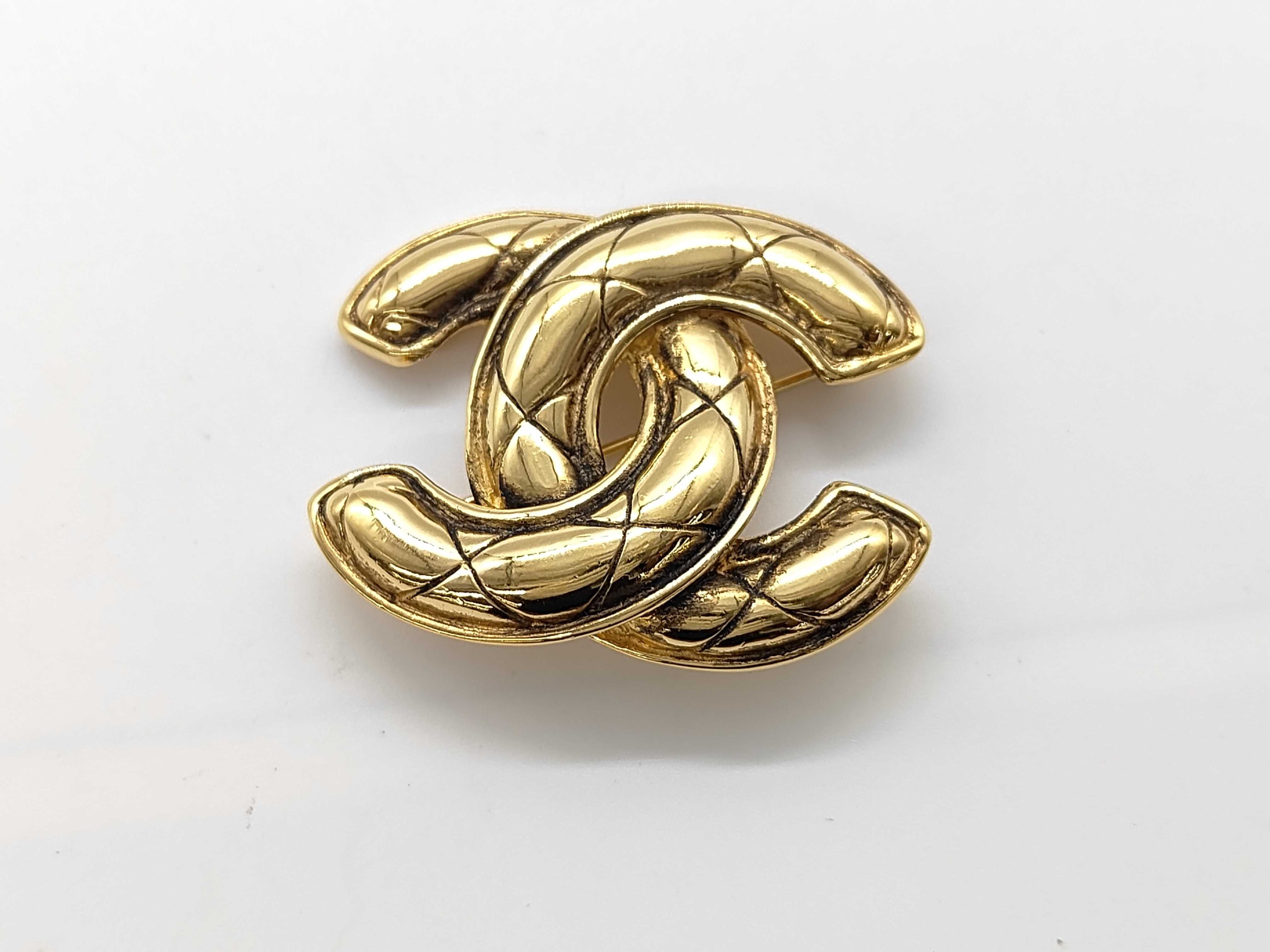 Brooch (with box), Quilted design, Medium size.