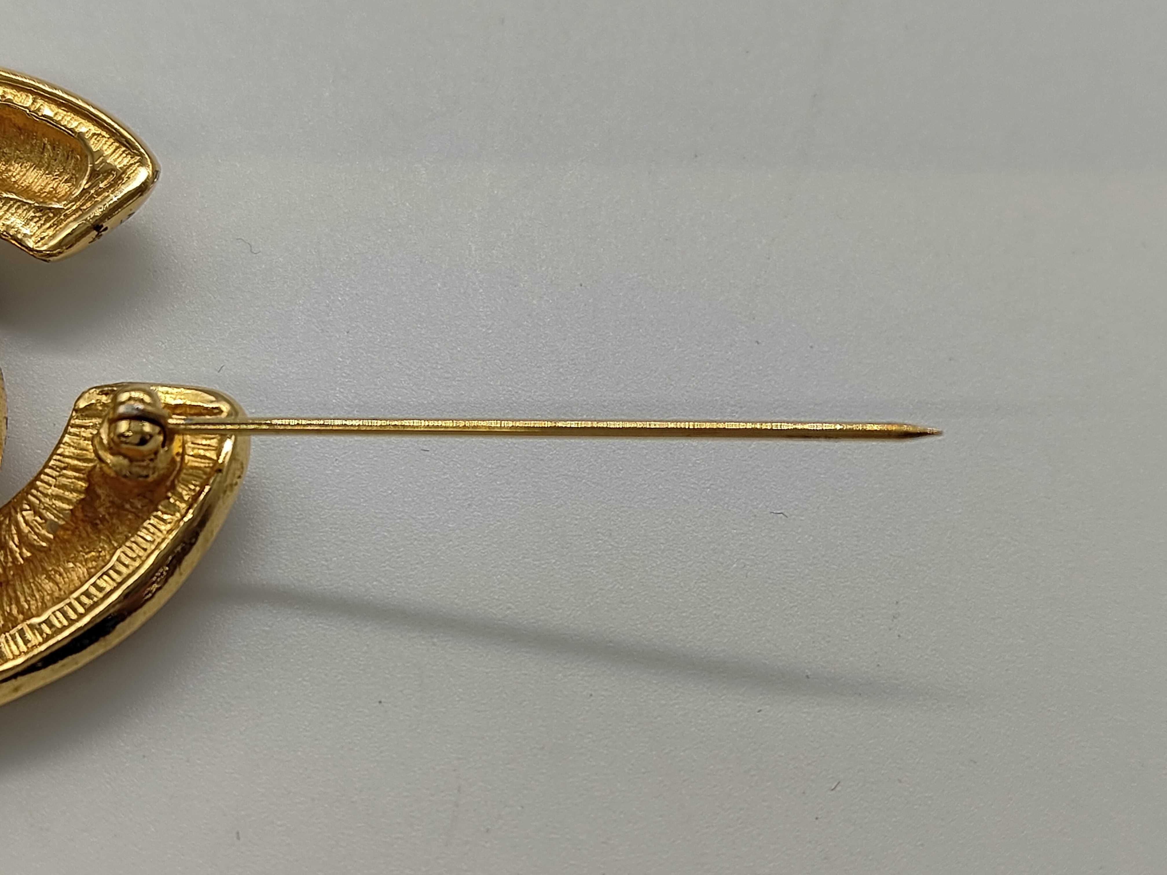 Brooch (with box), Quilted design, Medium size. — view 3