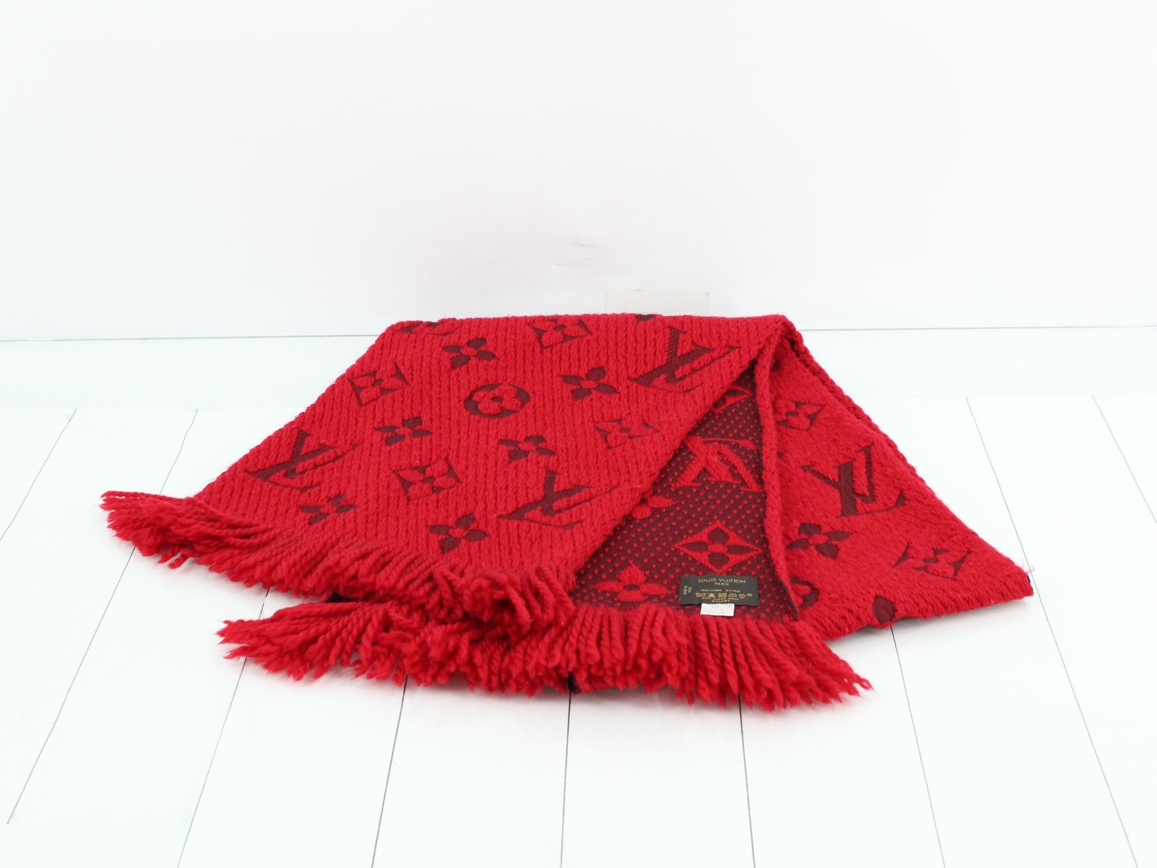 Tags attached, box included. Echarpe Logomania Red. — view 2