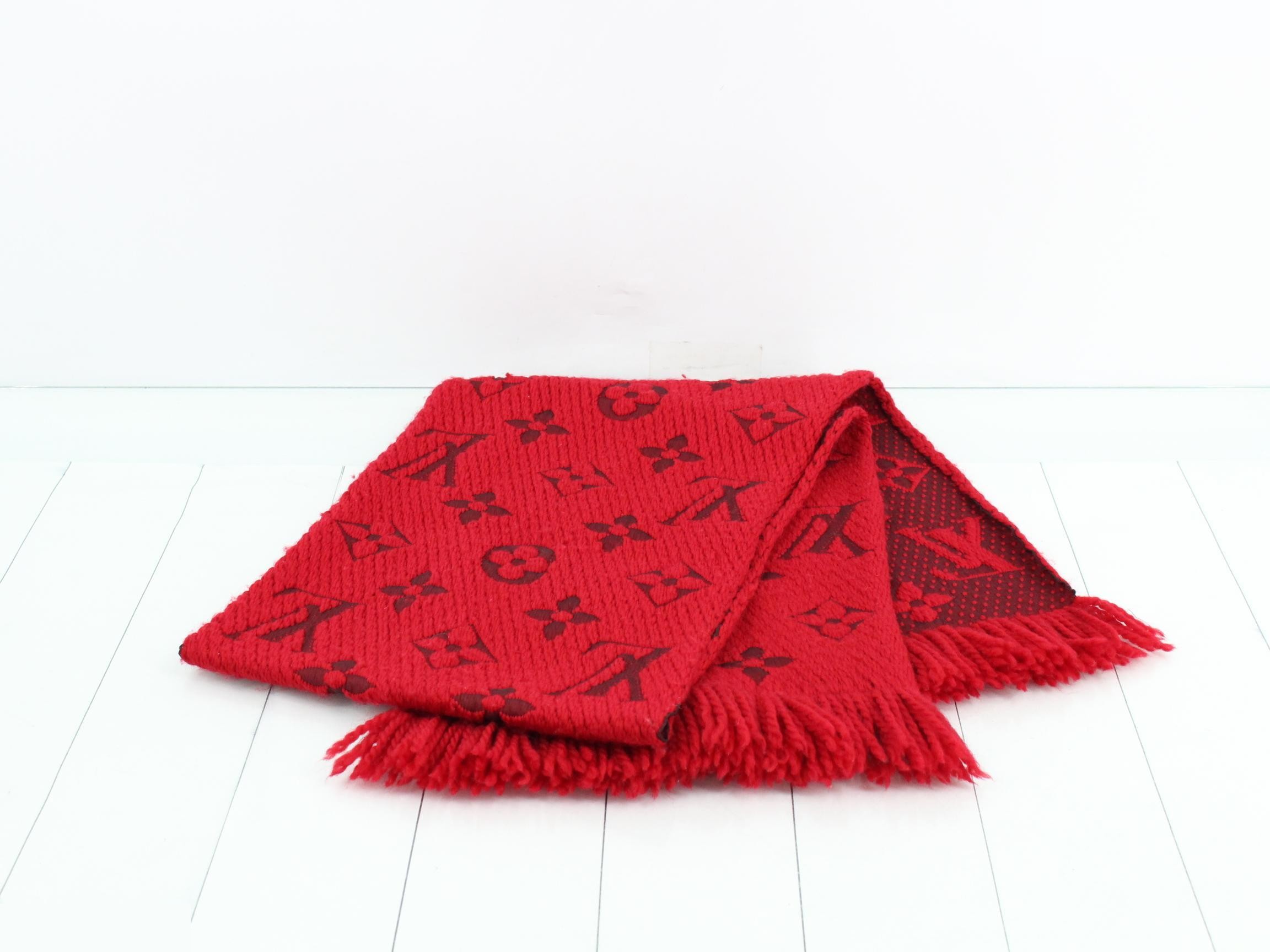 Tags attached, box included. Echarpe Logomania Red. — view 3