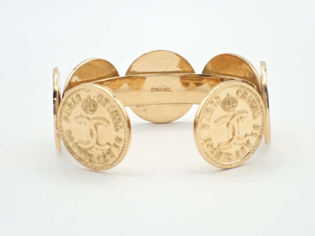 Gold bangle bracelet, wrist circumference approximately 16.5 cm — view 2