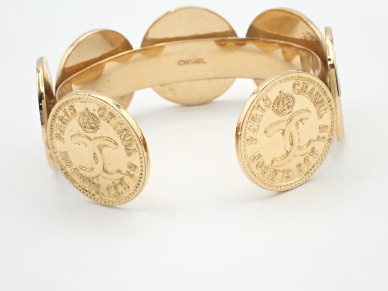 Gold bangle bracelet, wrist circumference approximately 16.5 cm — view 3