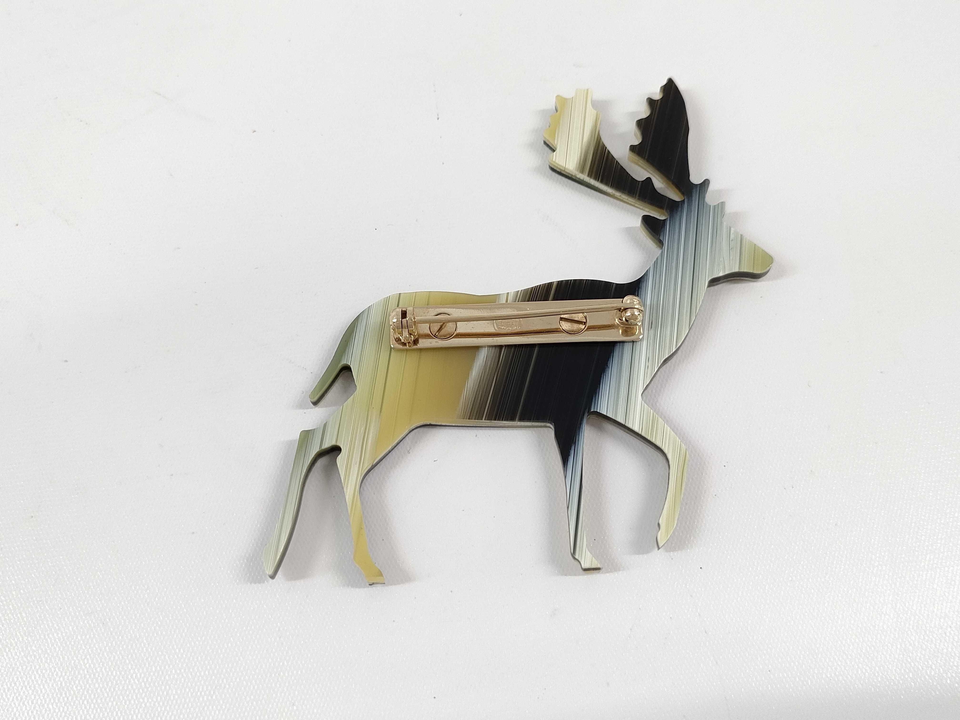 brooch — view 2