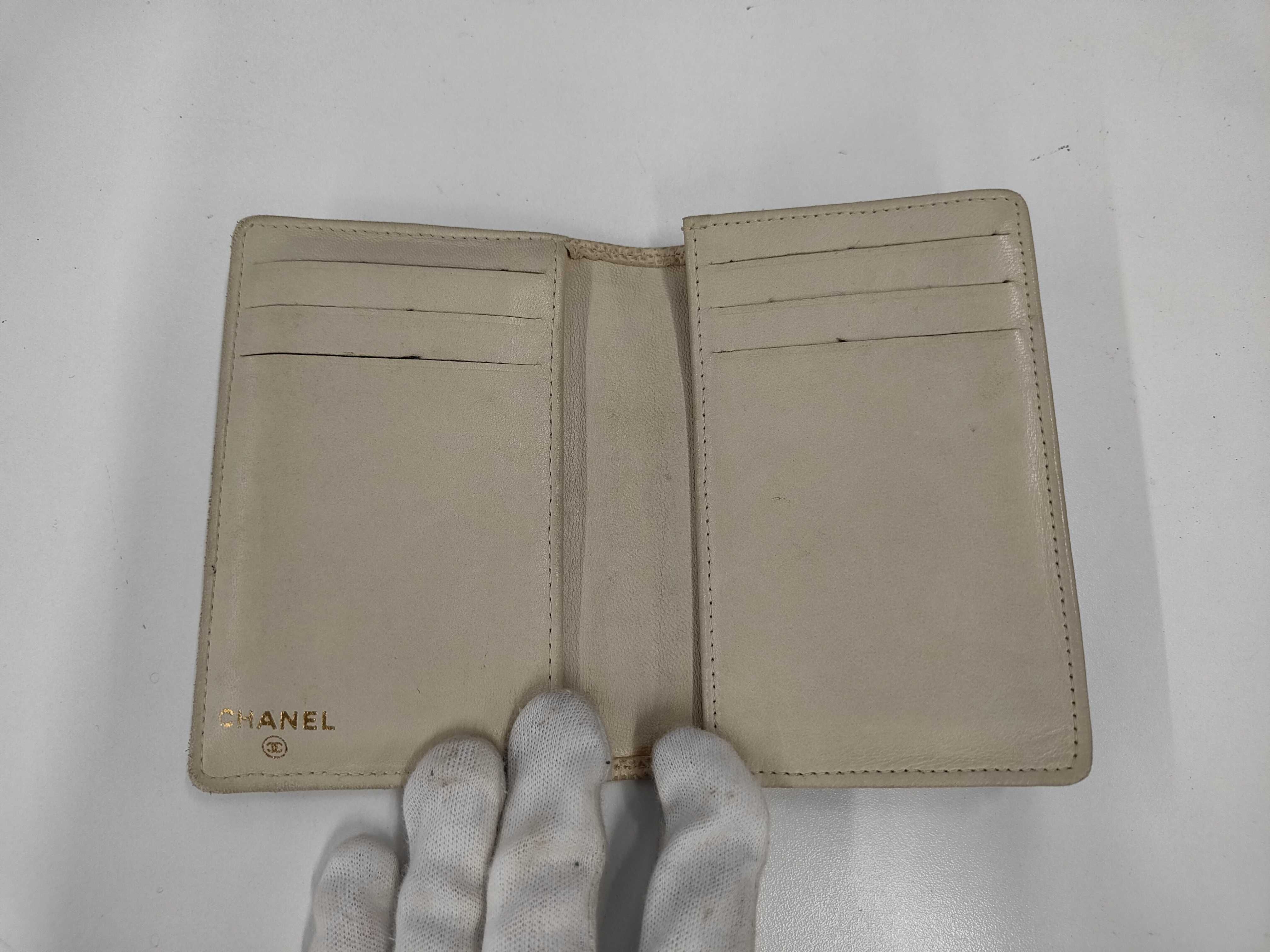 Caviar Skin Card Case with Coco Mark, White. (Card case, pass case, business card holder) — view 4