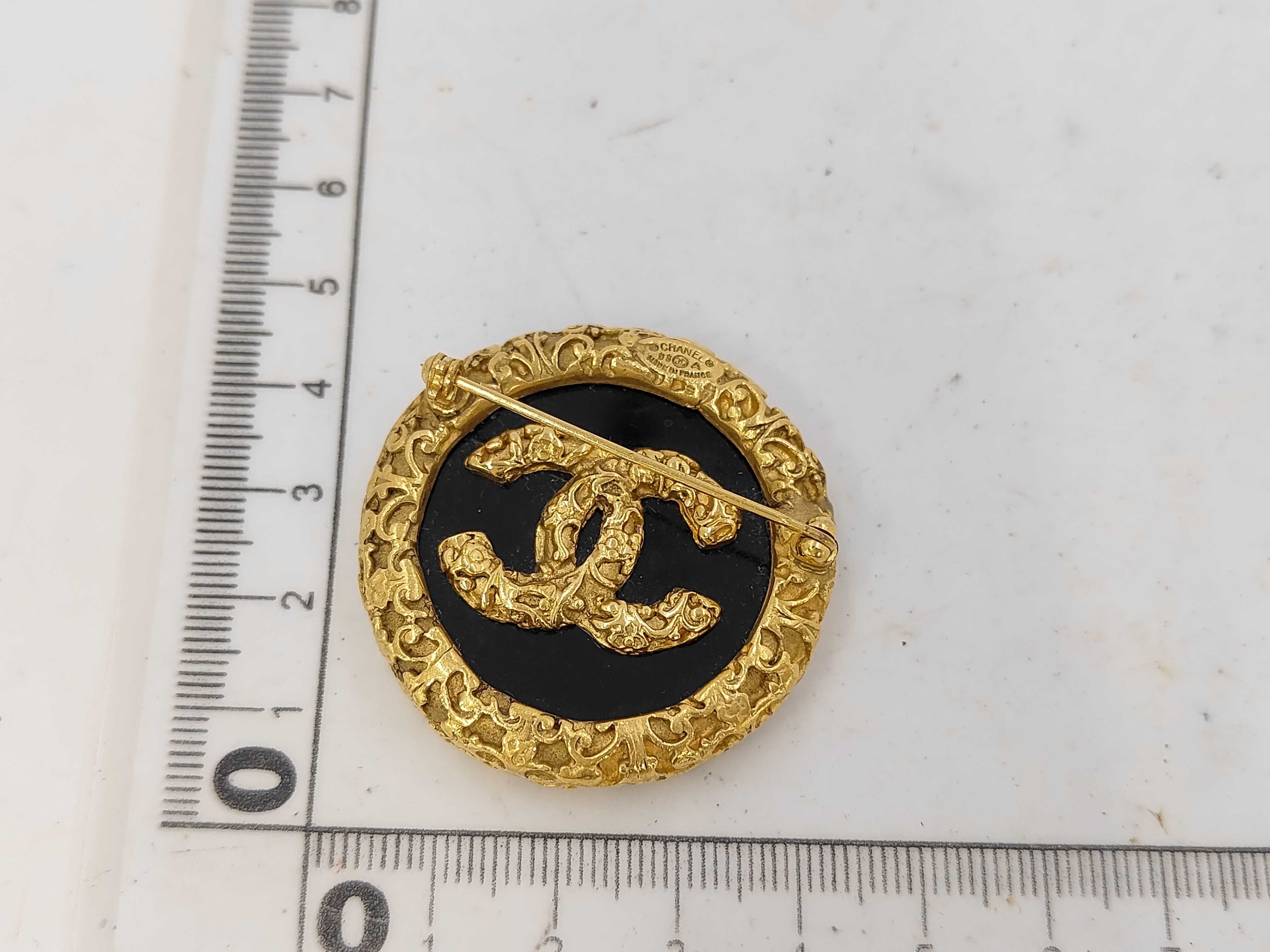 Lava Coco Mark Gold Black Brooch 93A — view 2