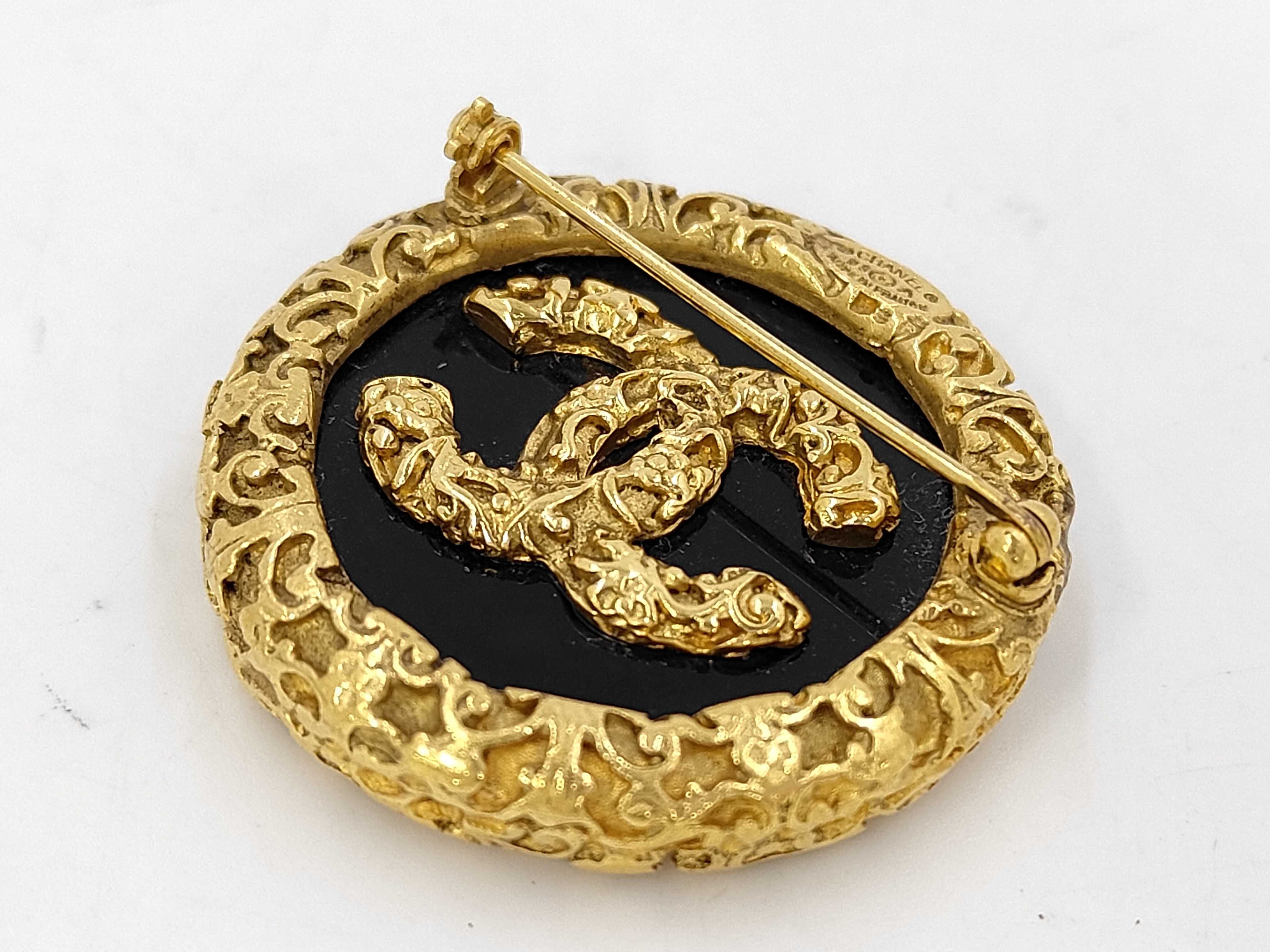 Lava Coco Mark Gold Black Brooch 93A — view 3