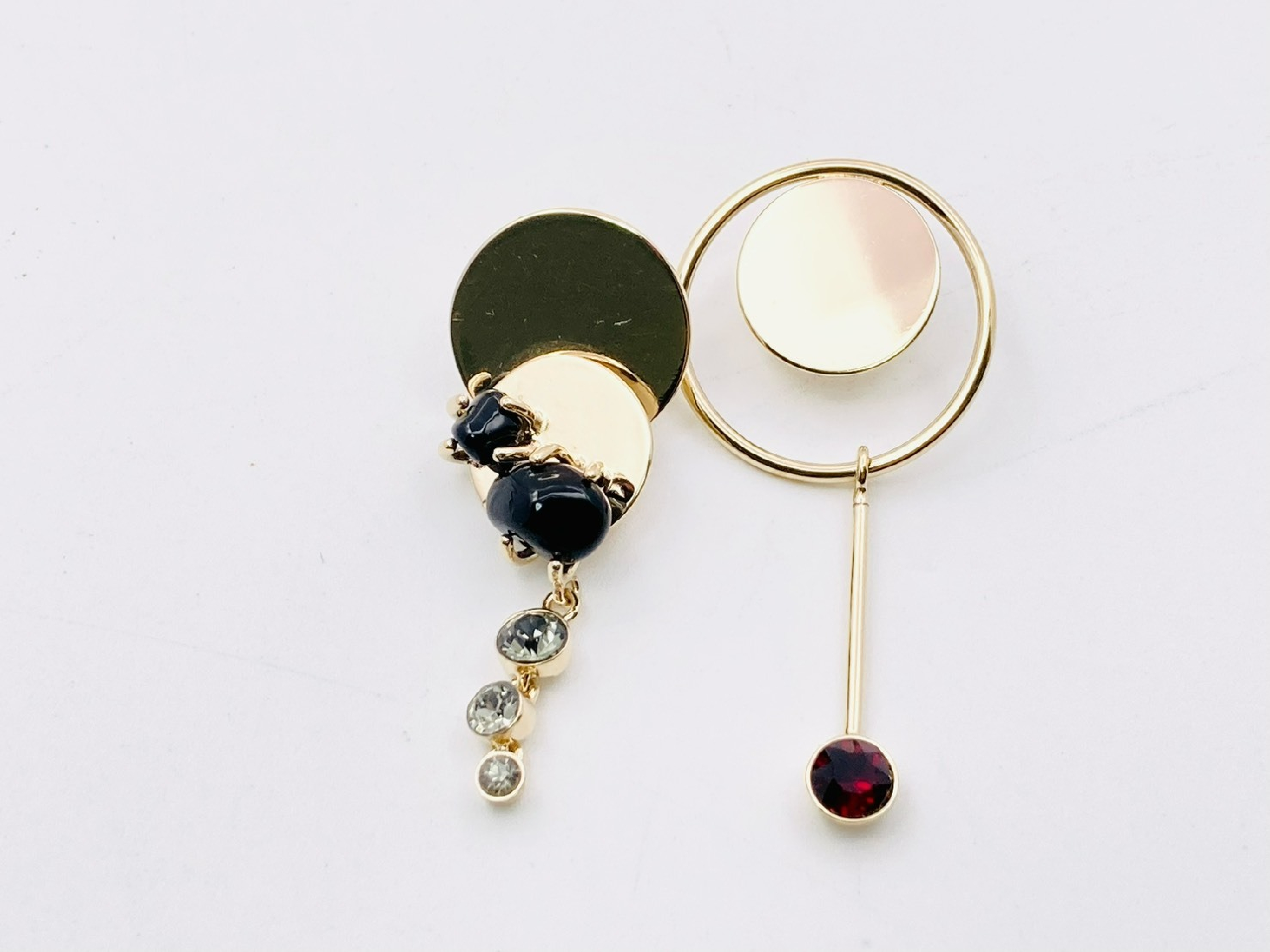 Colored Stone x Rhinestone Round Circle Asymmetrical Swing Earrings — view 3