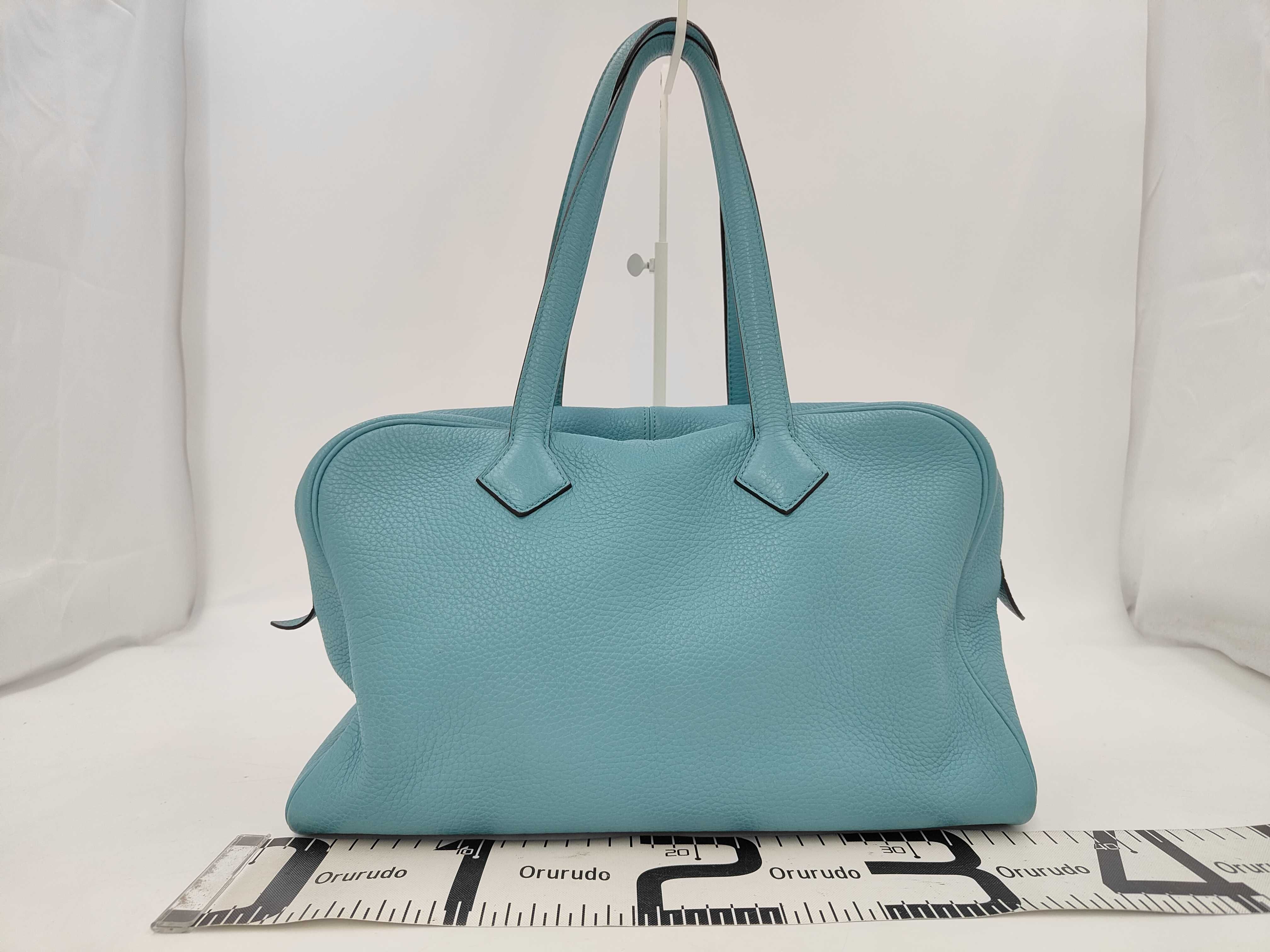 Victoria 35 Boston bag in Taurillon Clemence leather, blue tones, with silver hardware and T-stamp. — view 2