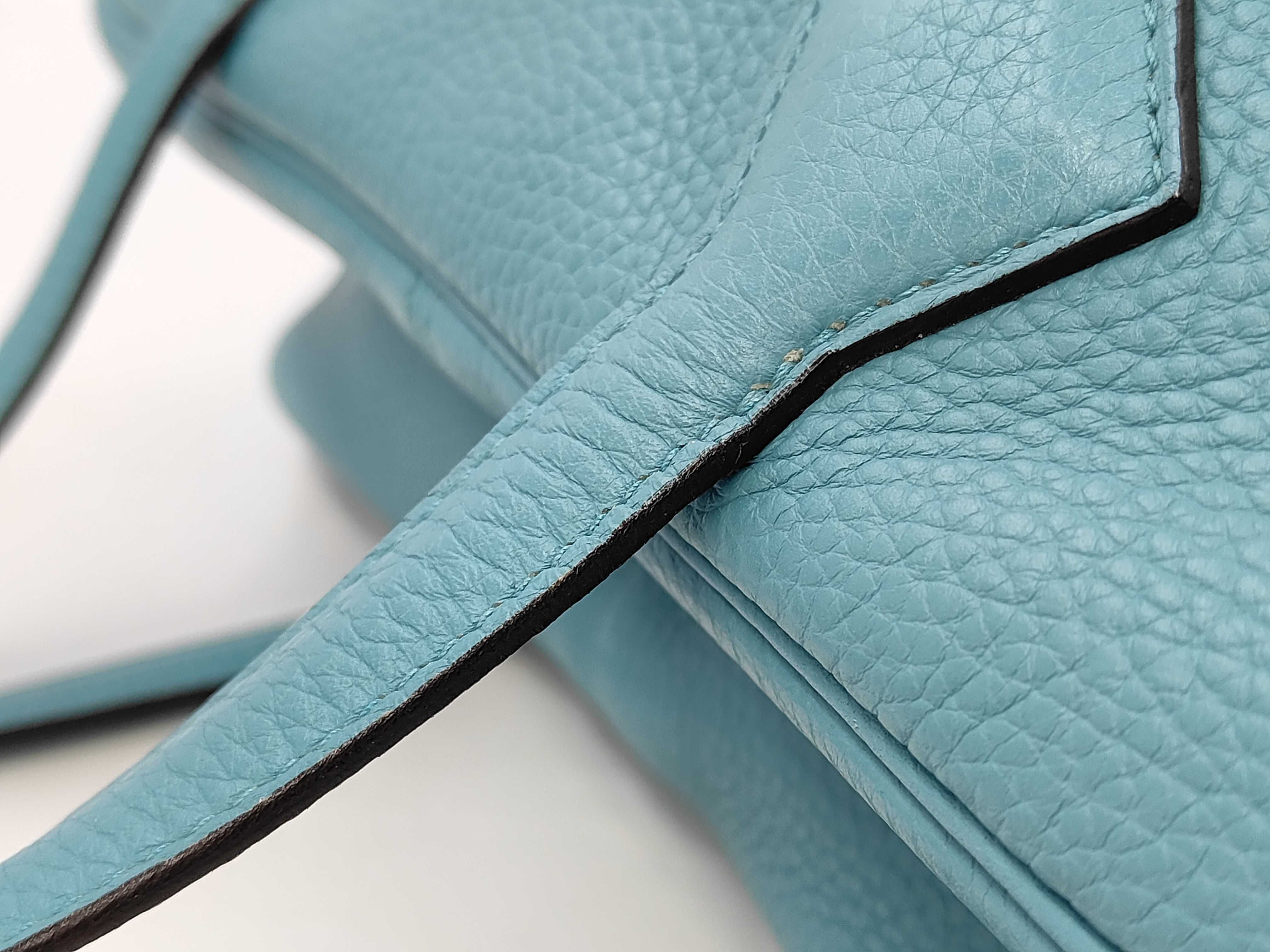 Victoria 35 Boston bag in Taurillon Clemence leather, blue tones, with silver hardware and T-stamp. — view 5