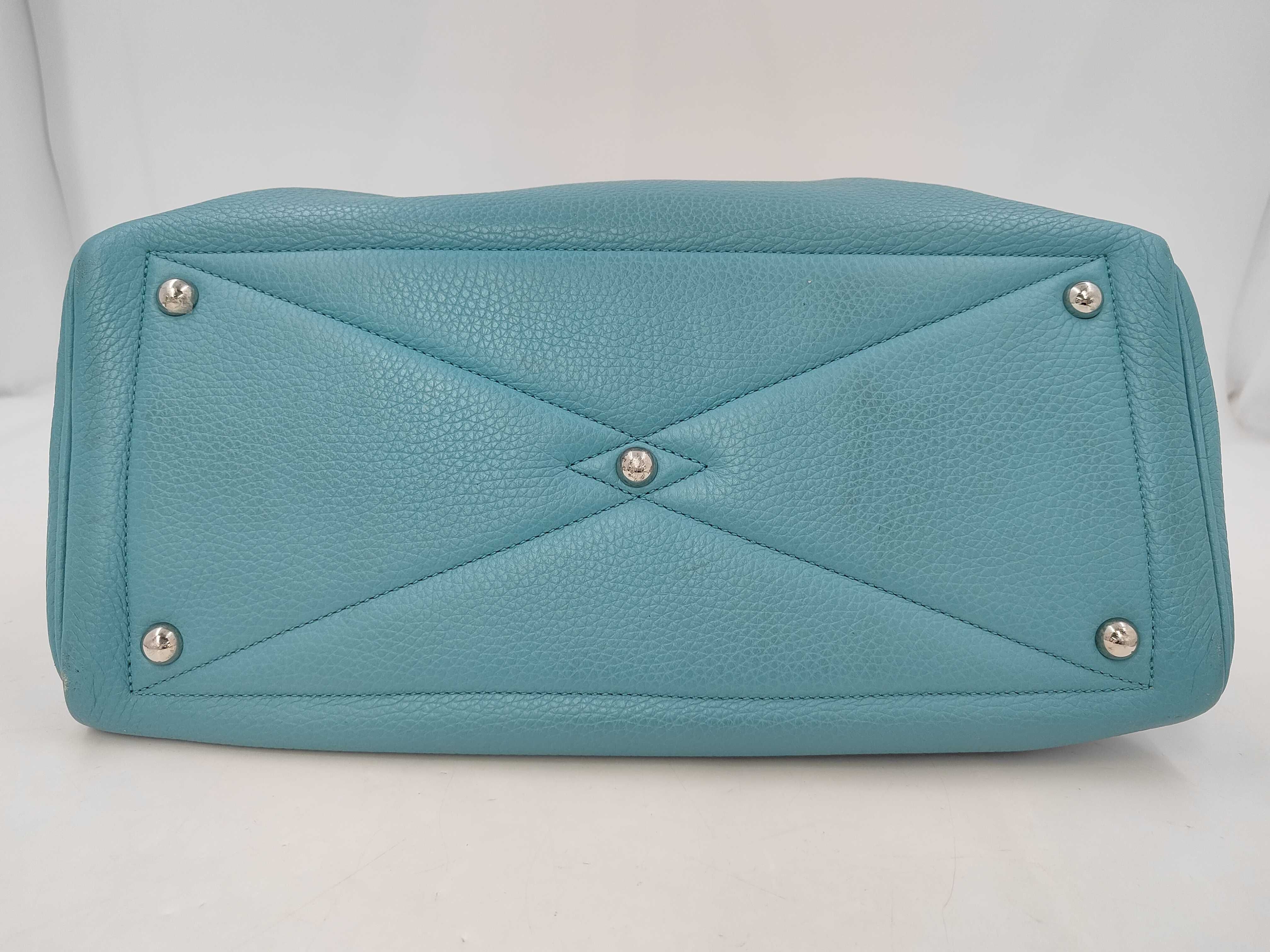 Victoria 35 Boston bag in Taurillon Clemence leather, blue tones, with silver hardware and T-stamp. — view 7
