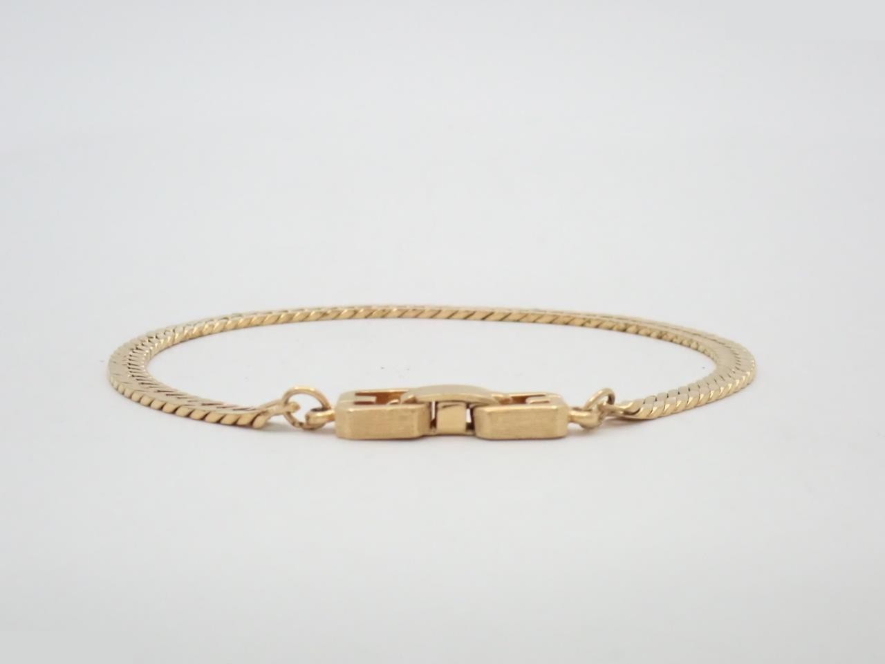 Other lines: Precious metal bracelets and bangles (metal), wrist circumference approximately 18 cm. — view 2