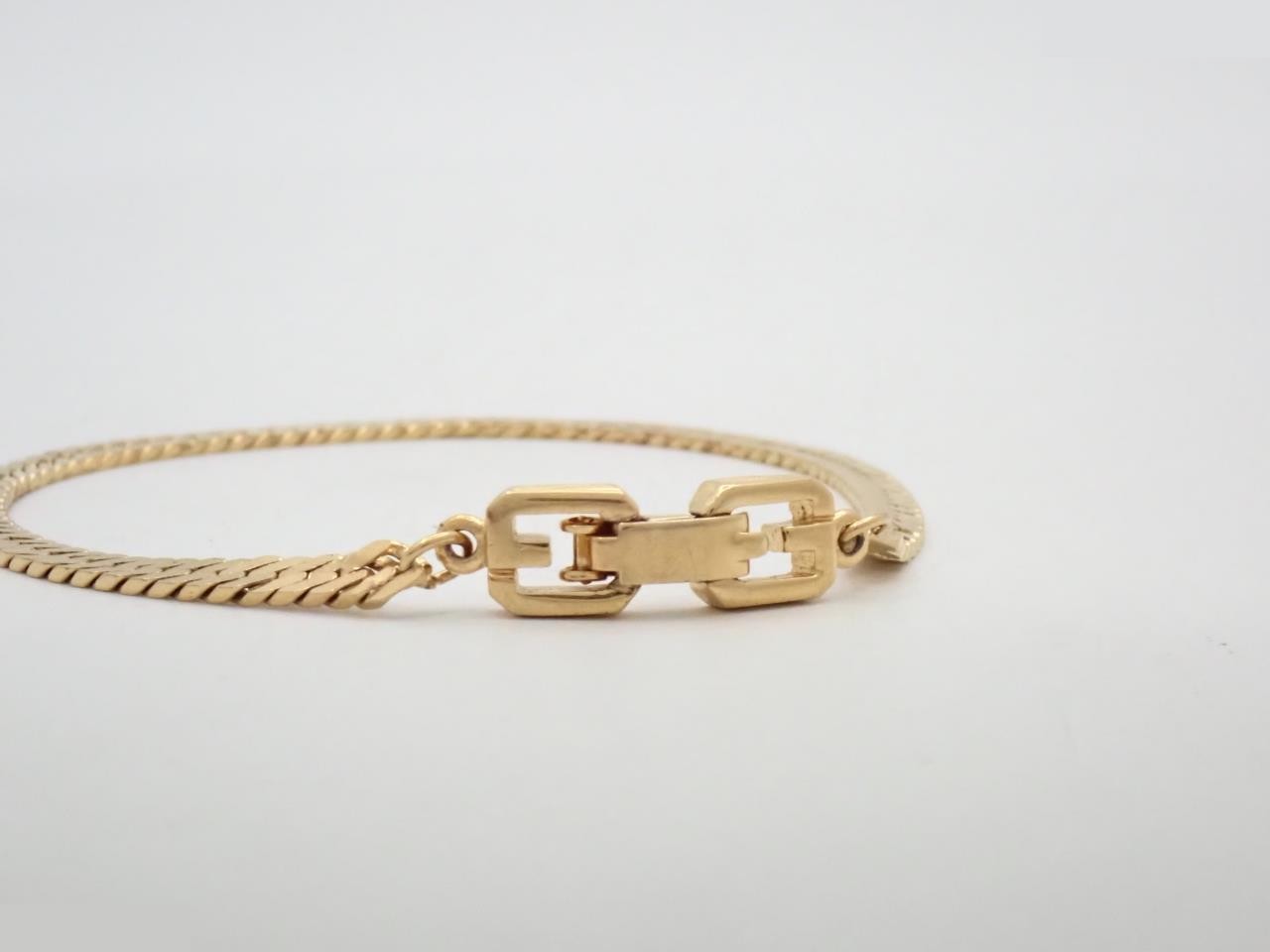 Other lines: Precious metal bracelets and bangles (metal), wrist circumference approximately 18 cm. — view 3