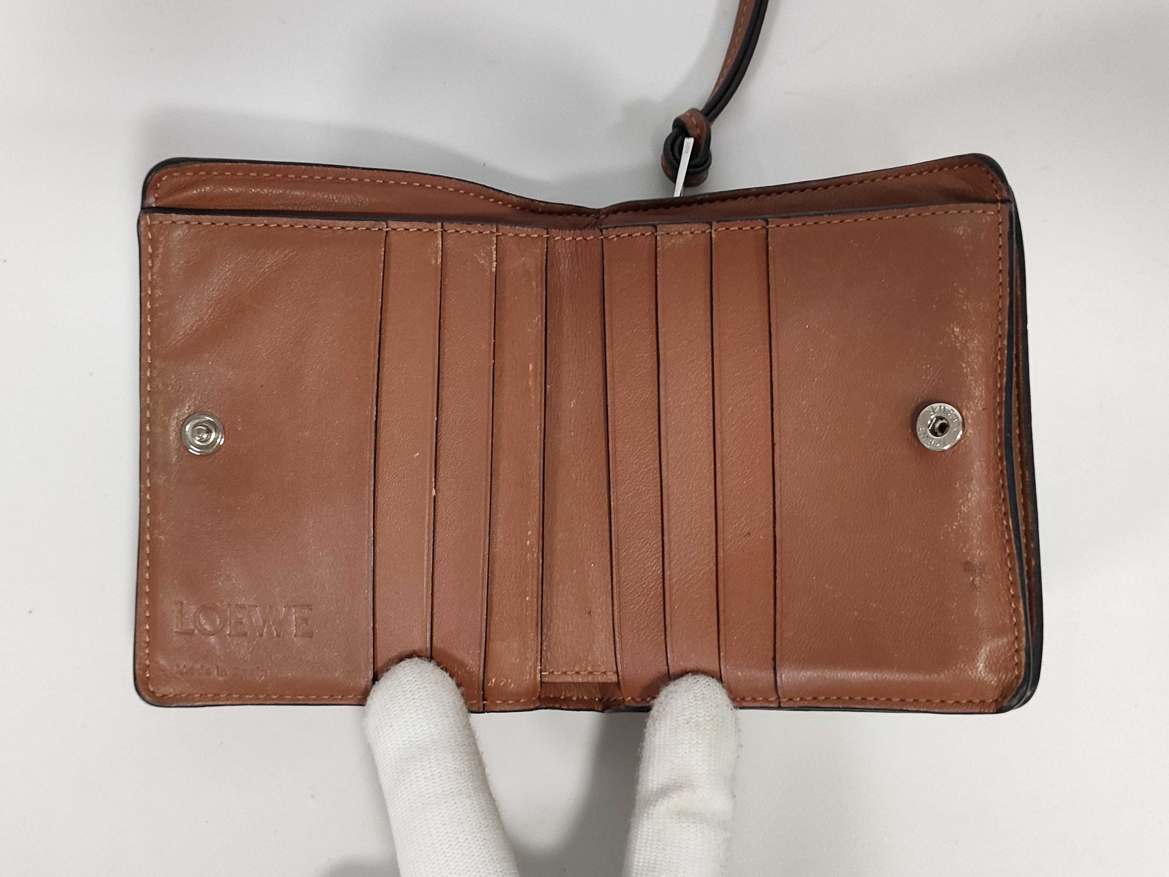 bi-fold wallet — view 8