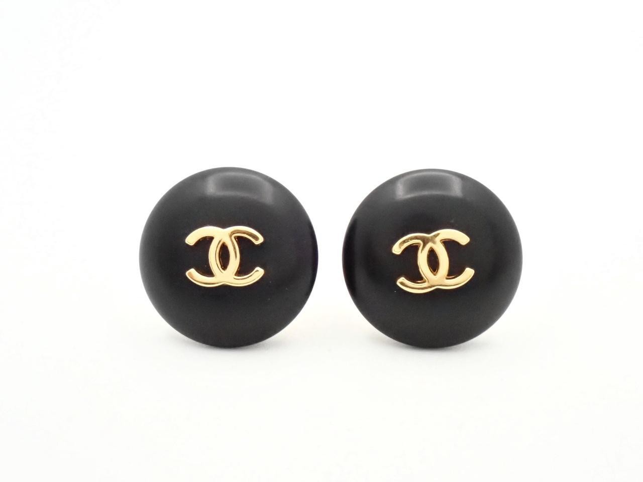 Earrings with Coco Mark design, gold.