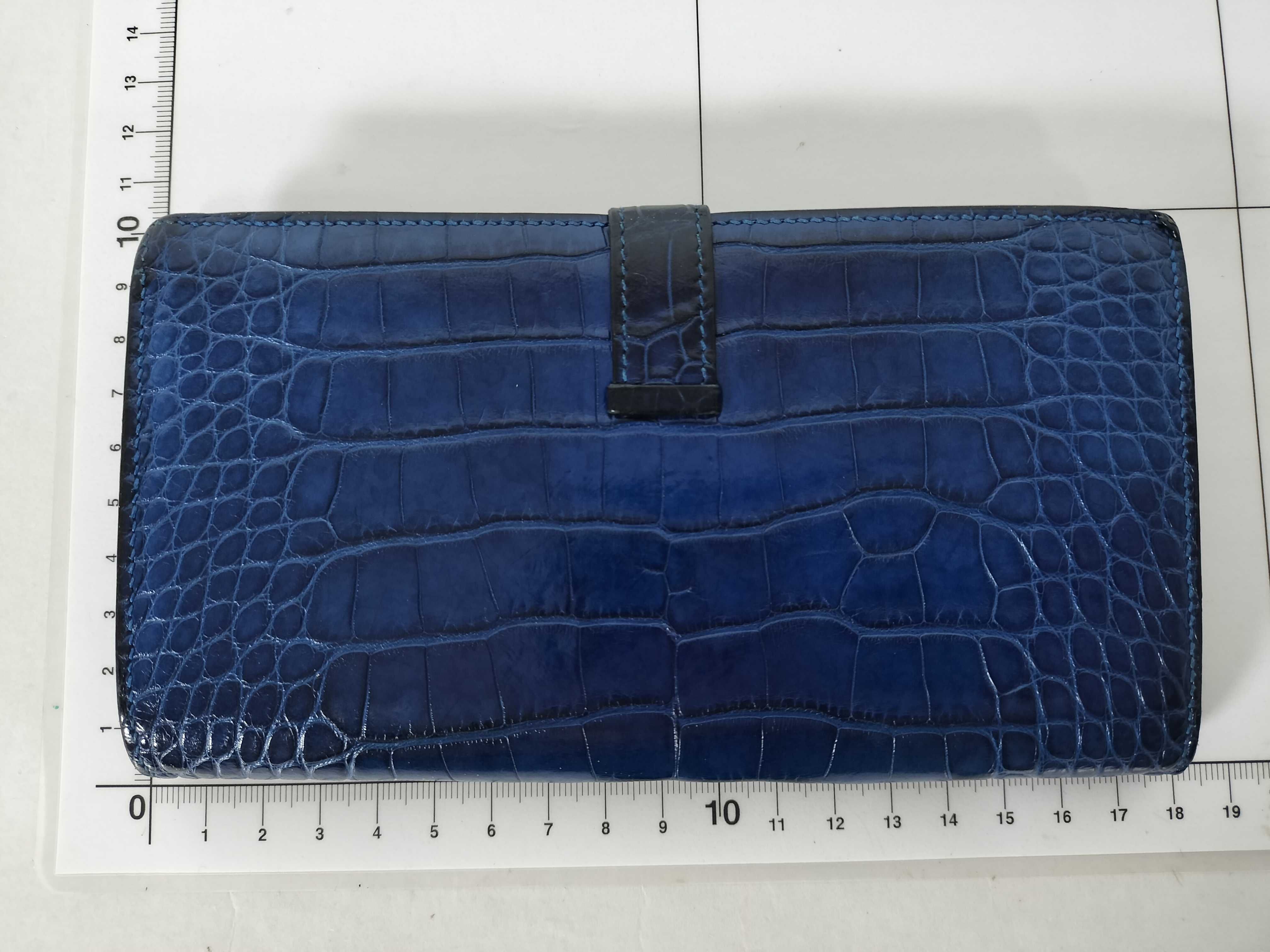 Bearn wallet, 2020 model, alligator leather, blue tones, gold hardware, Y stamp. — view 2