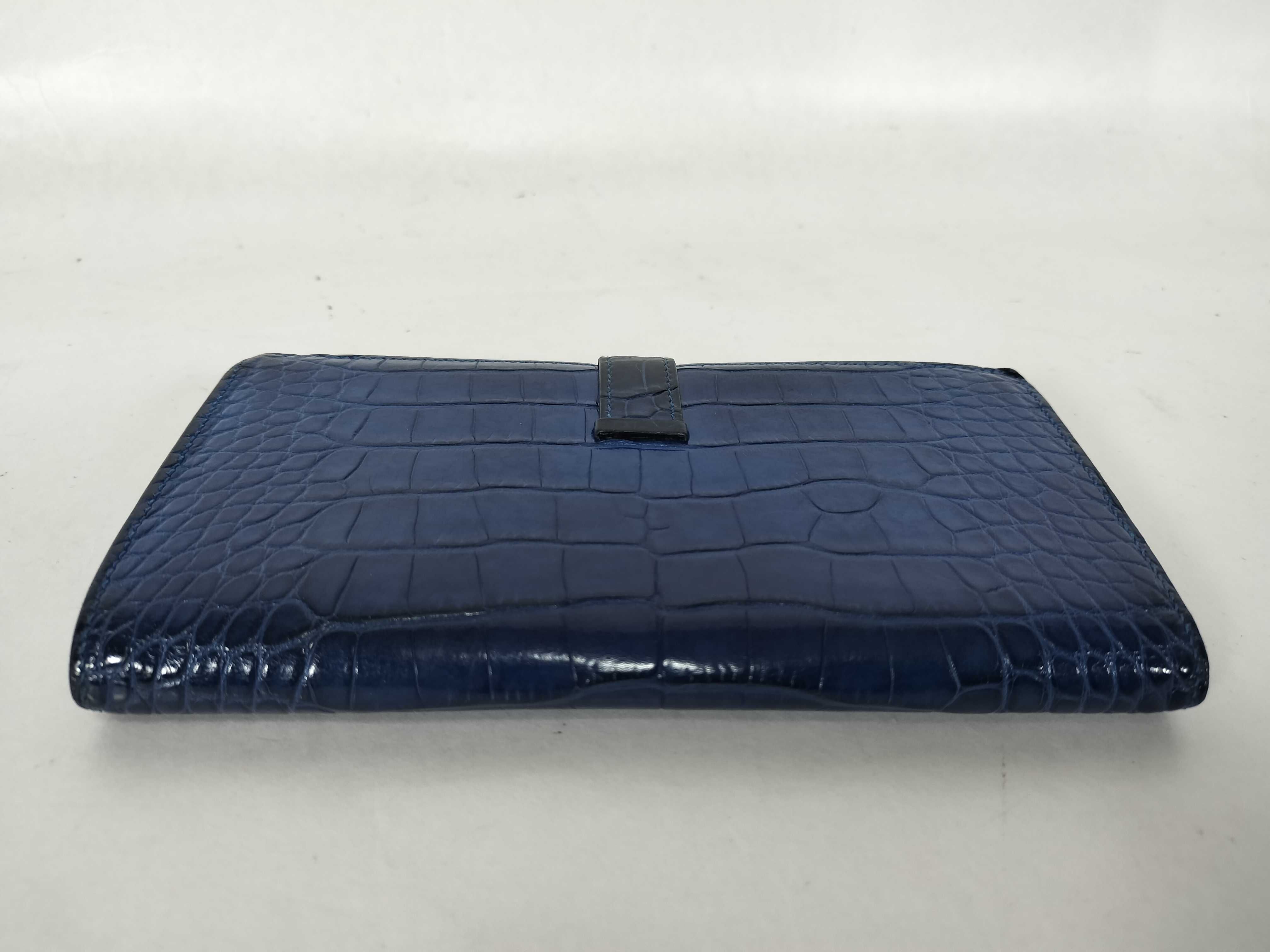 Bearn wallet, 2020 model, alligator leather, blue tones, gold hardware, Y stamp. — view 6